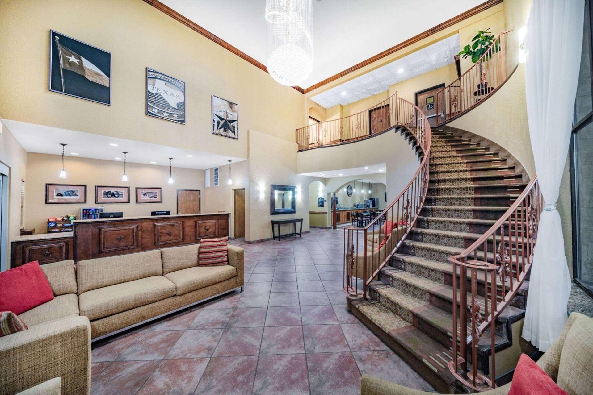 Baymont by Wyndham Cuero photo 3