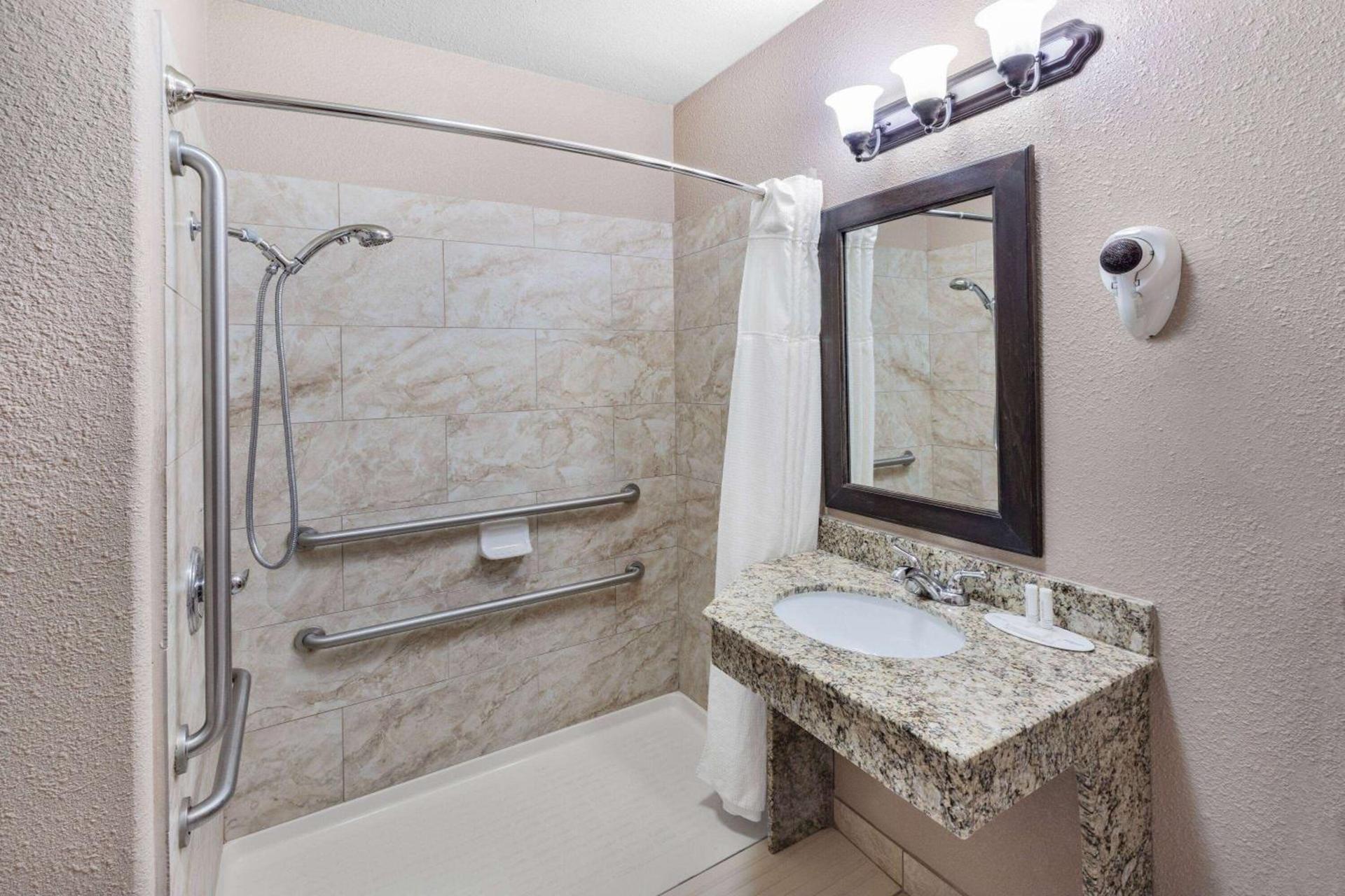 Baymont by Wyndham Cuero photo 16