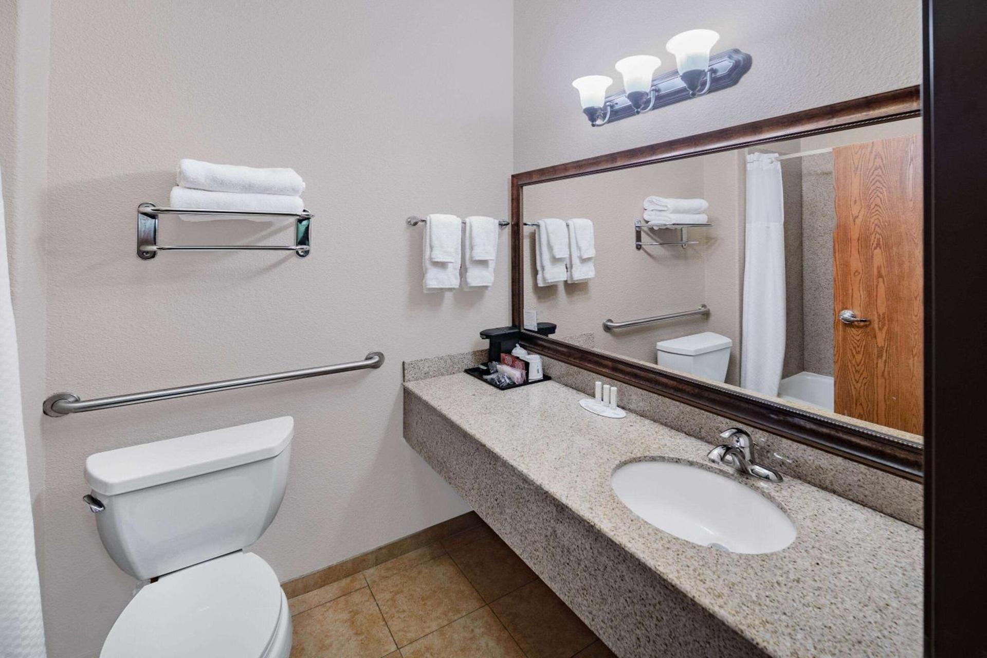 Baymont by Wyndham Cuero photo 18