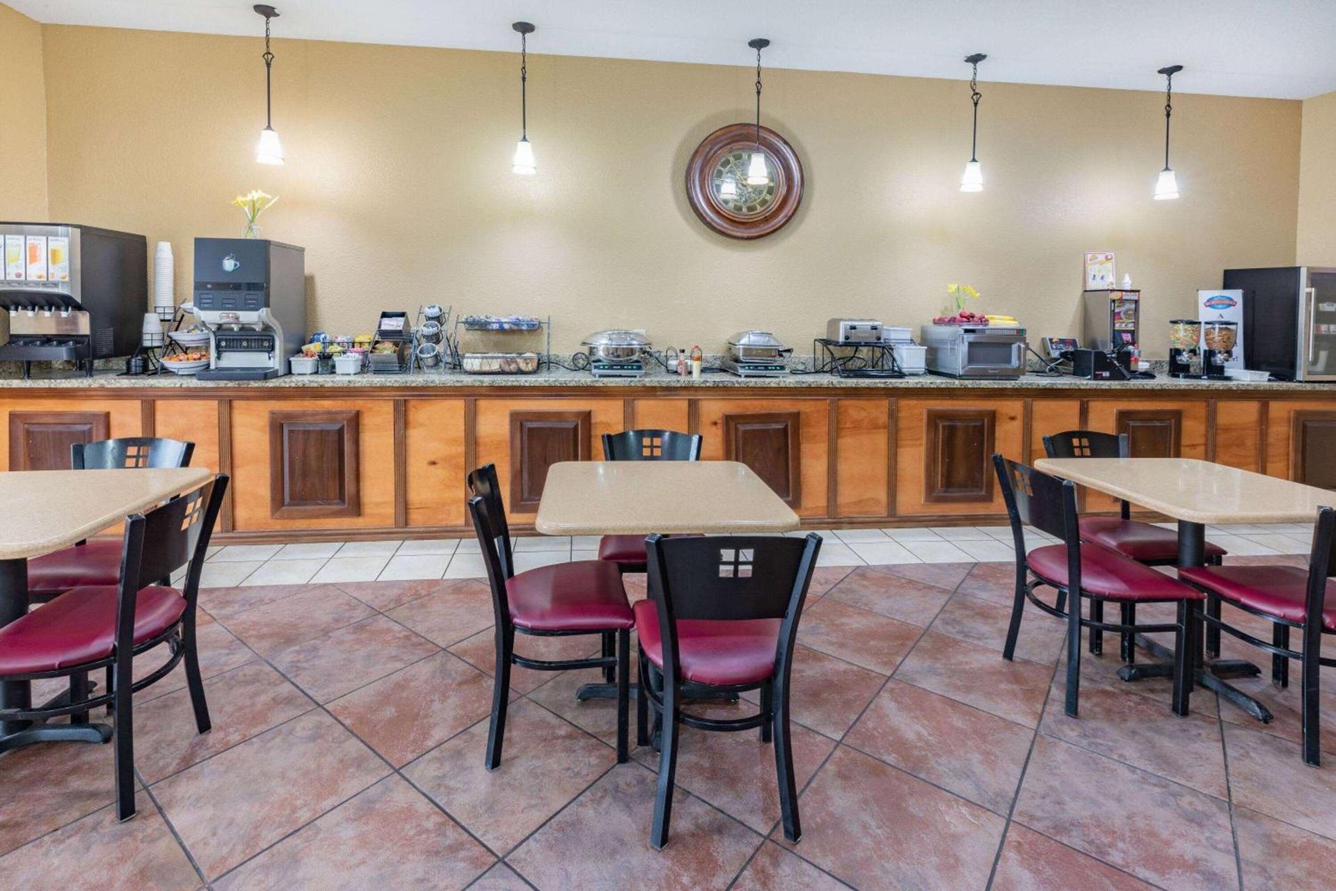 Baymont by Wyndham Cuero photo 23