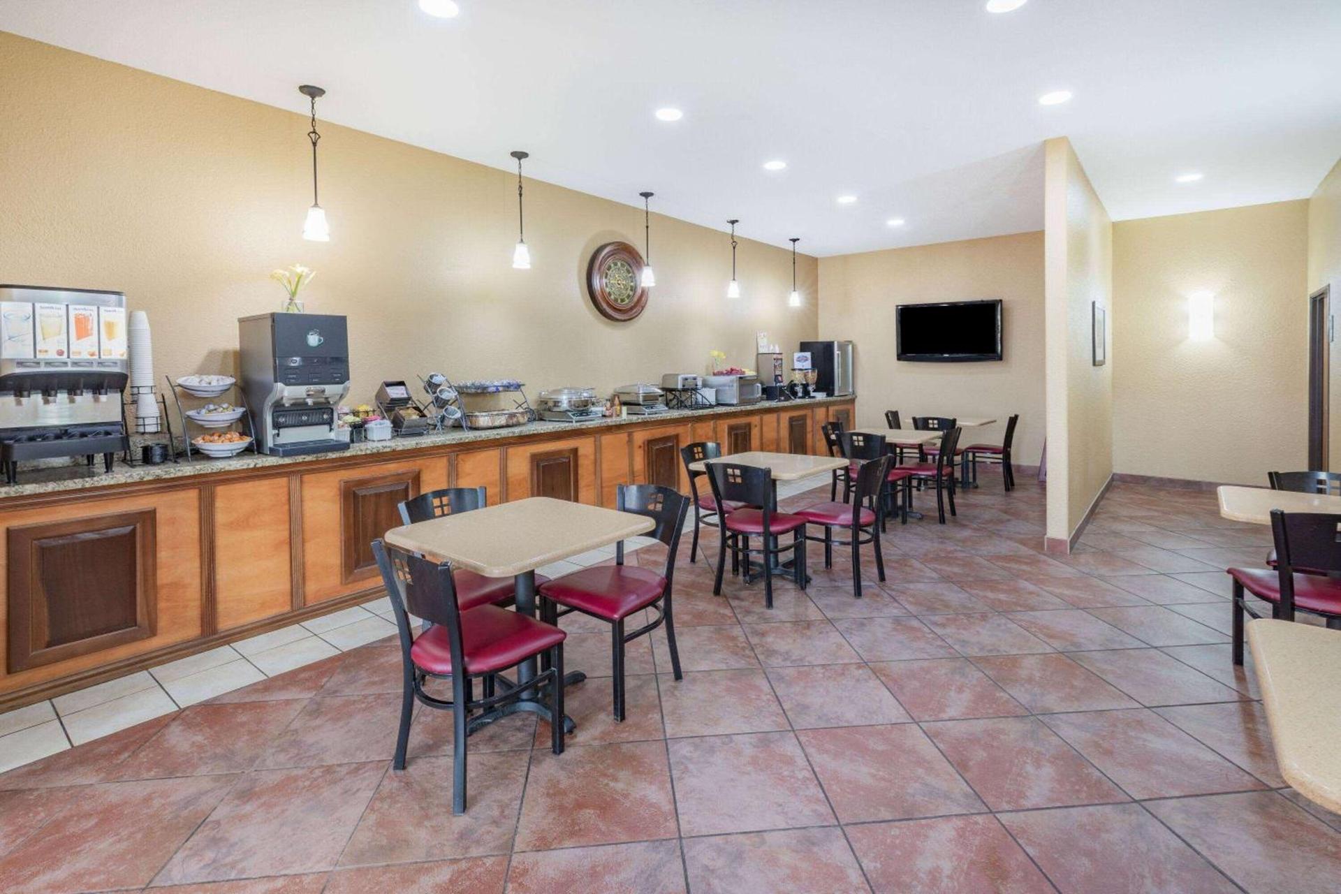 Baymont by Wyndham Cuero photo 5