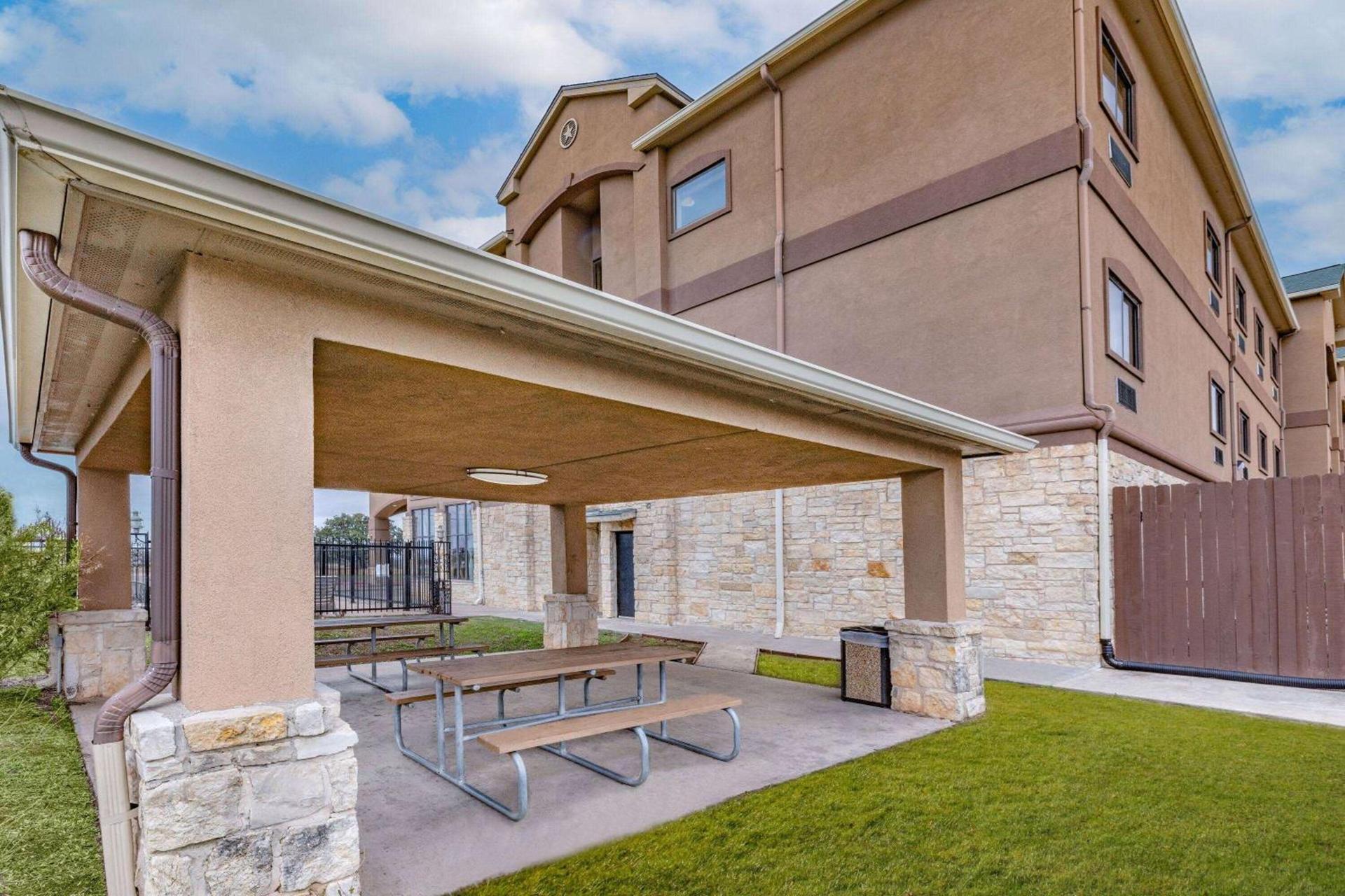 Baymont by Wyndham Cuero photo 24
