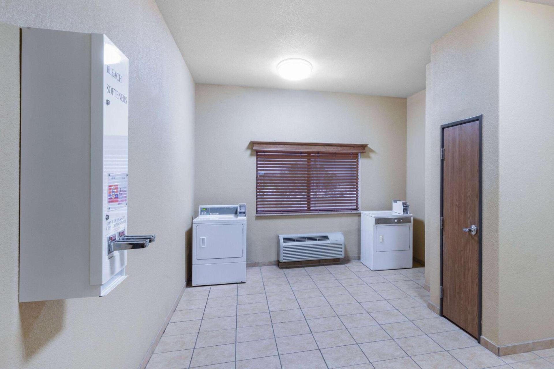 Baymont by Wyndham Cuero photo 25