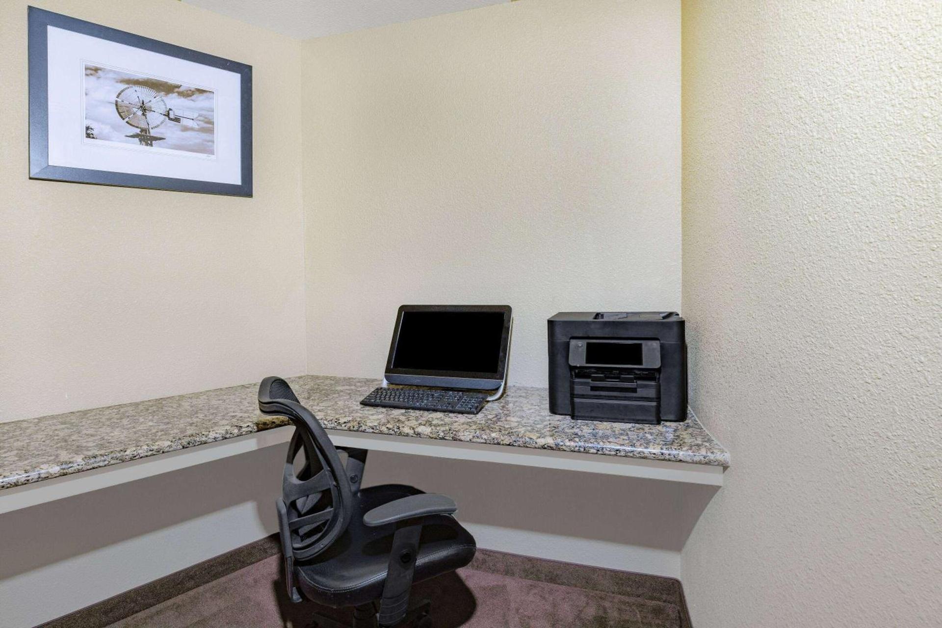 Baymont by Wyndham Cuero photo 26