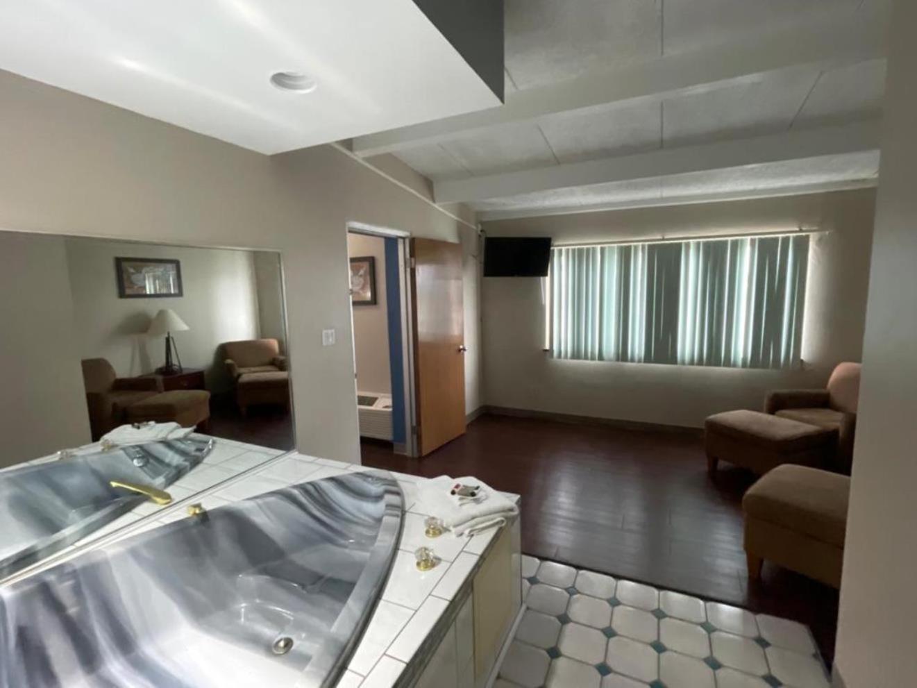 Baymont by Wyndham Bay City photo 33