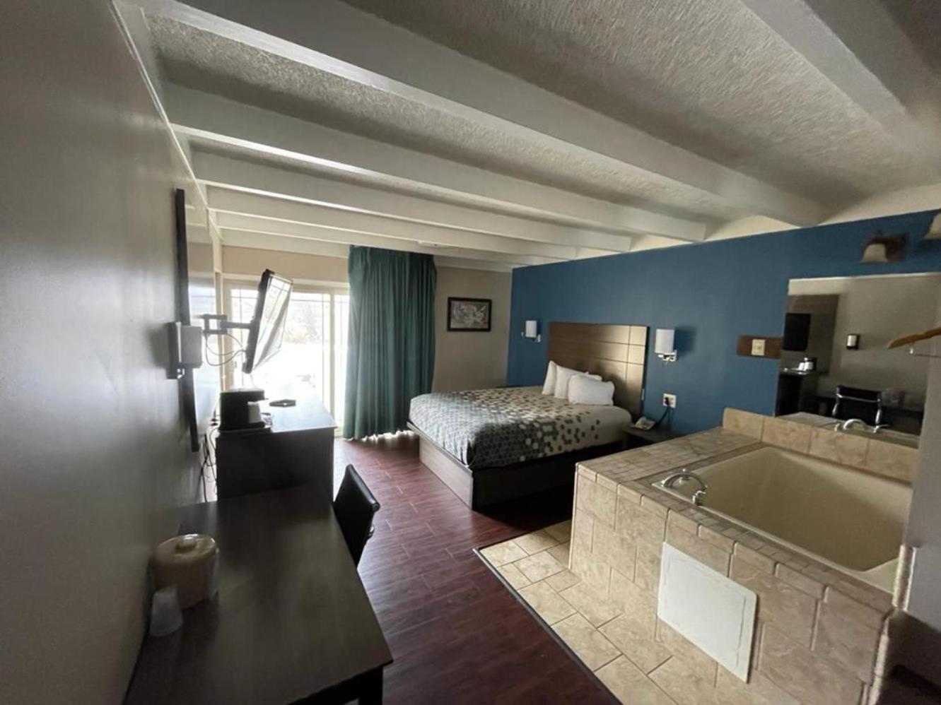 Baymont by Wyndham Bay City photo 37