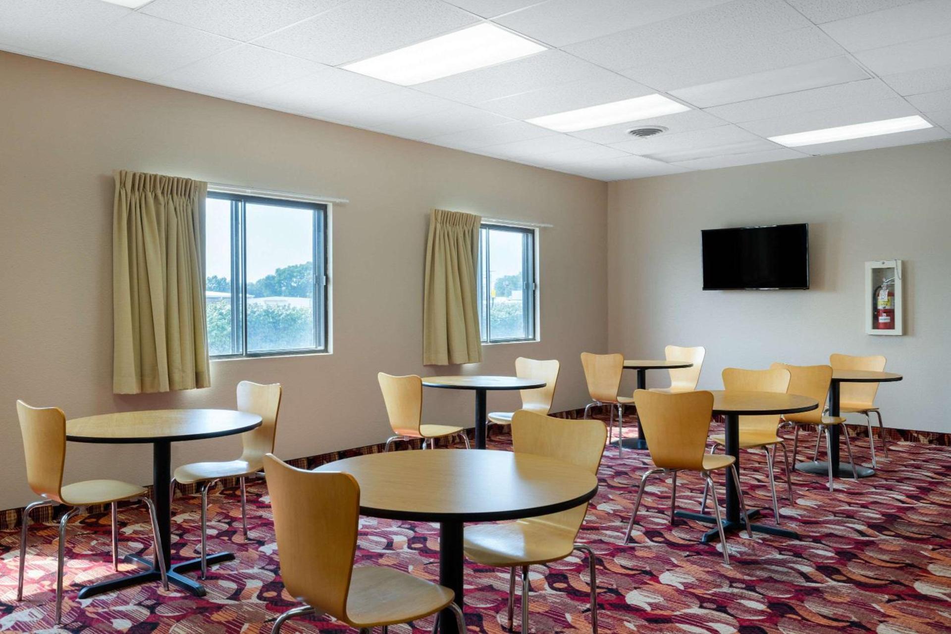 Super 8 by Wyndham O Neill NE photo 6