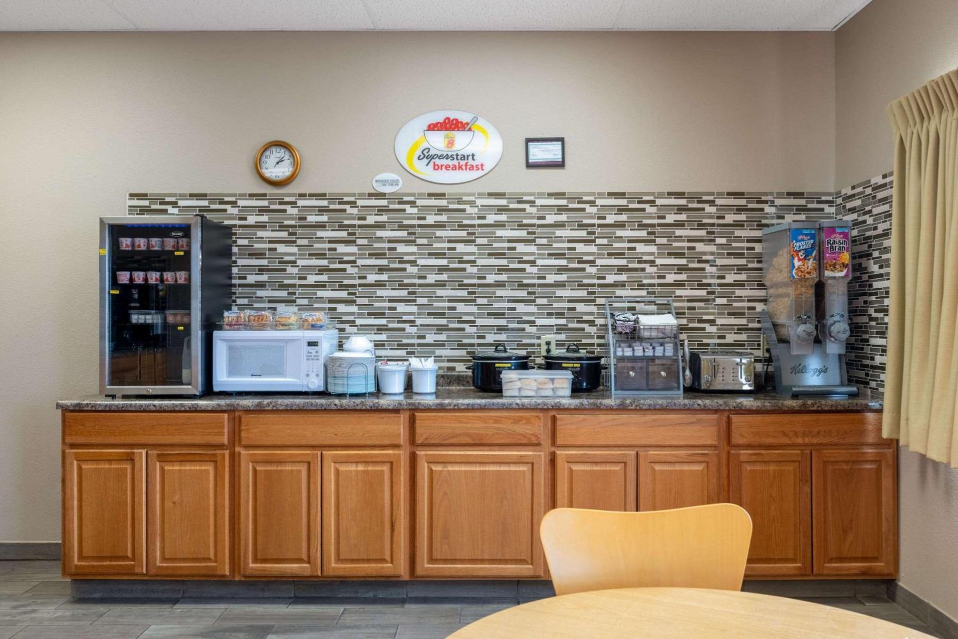 Super 8 by Wyndham O Neill NE photo 7