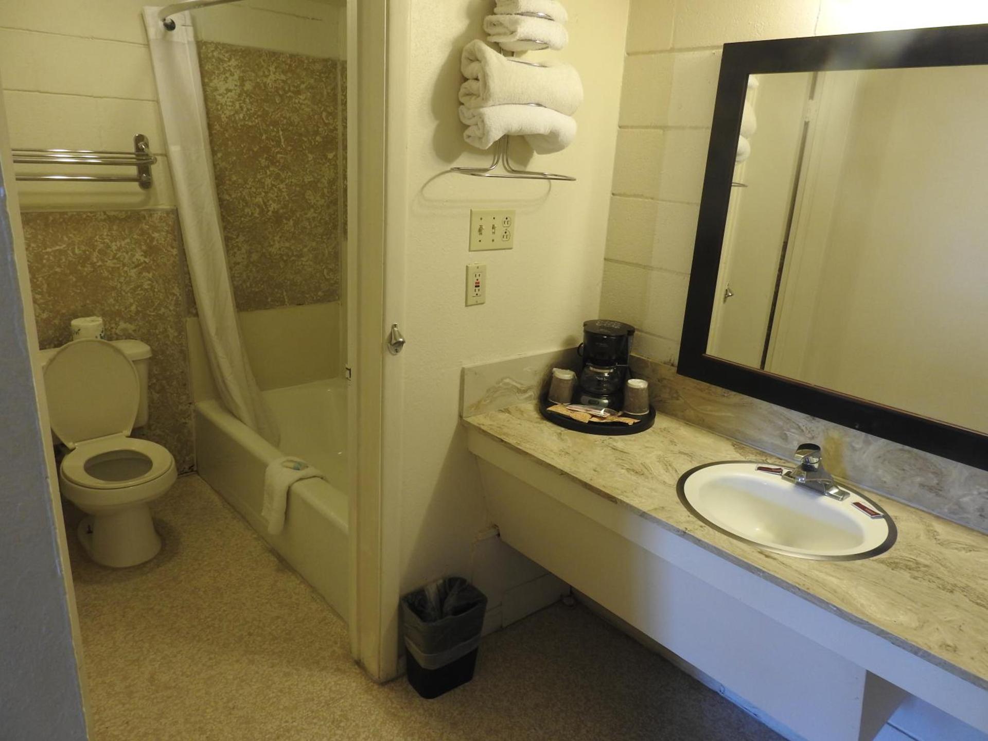 Economy Inn photo 34
