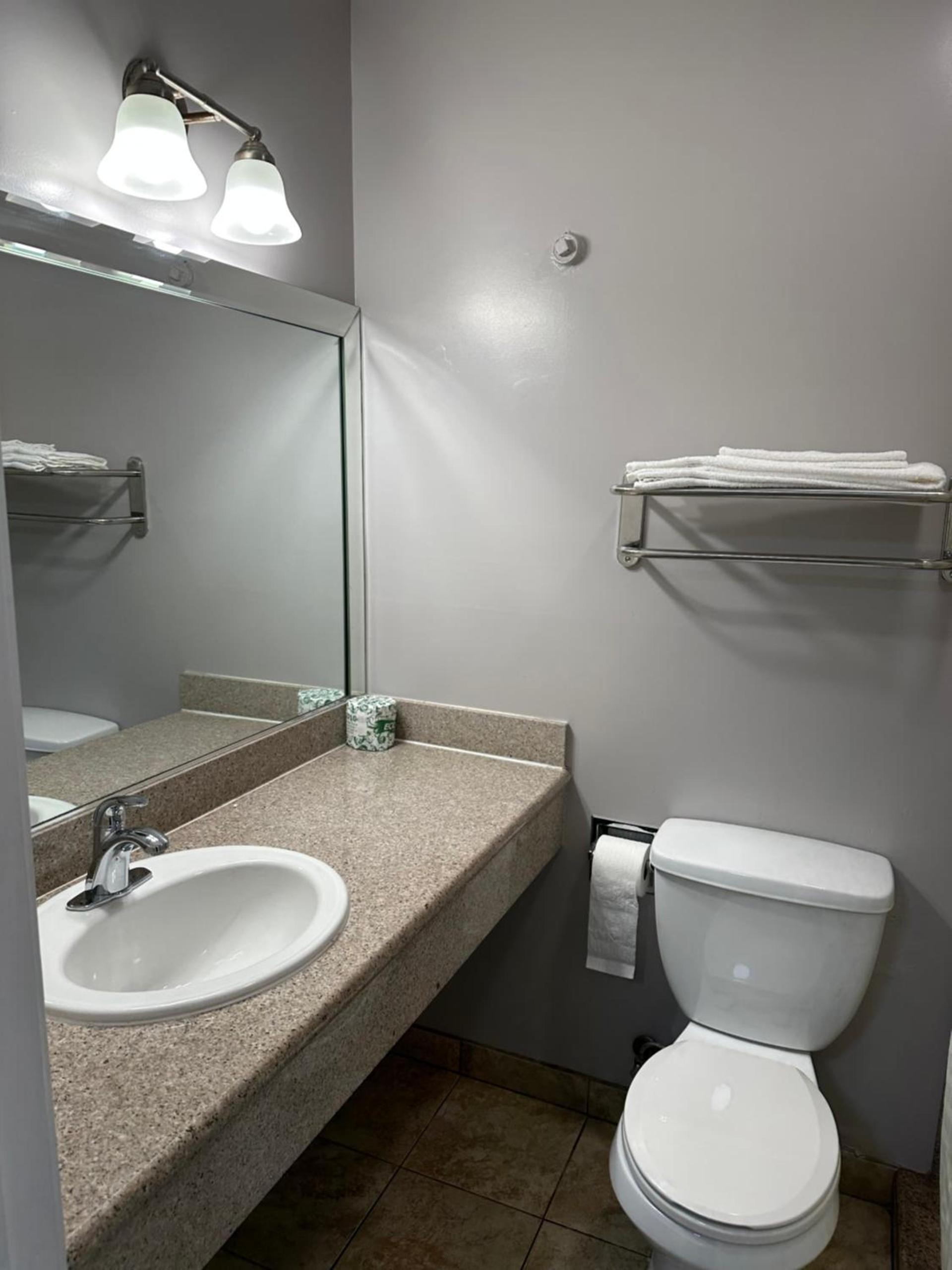Vegas motel photo 13