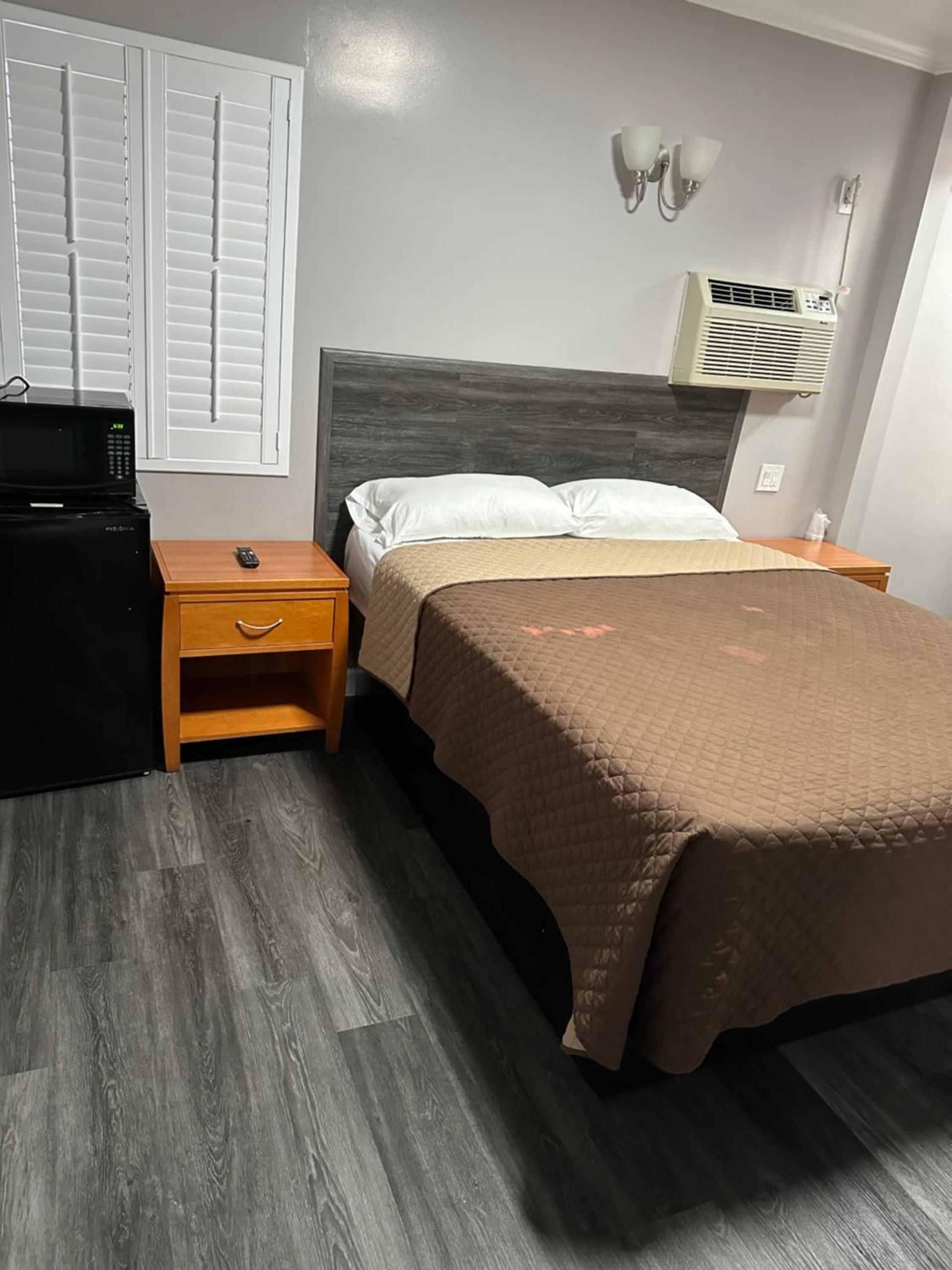 Vegas motel photo 14