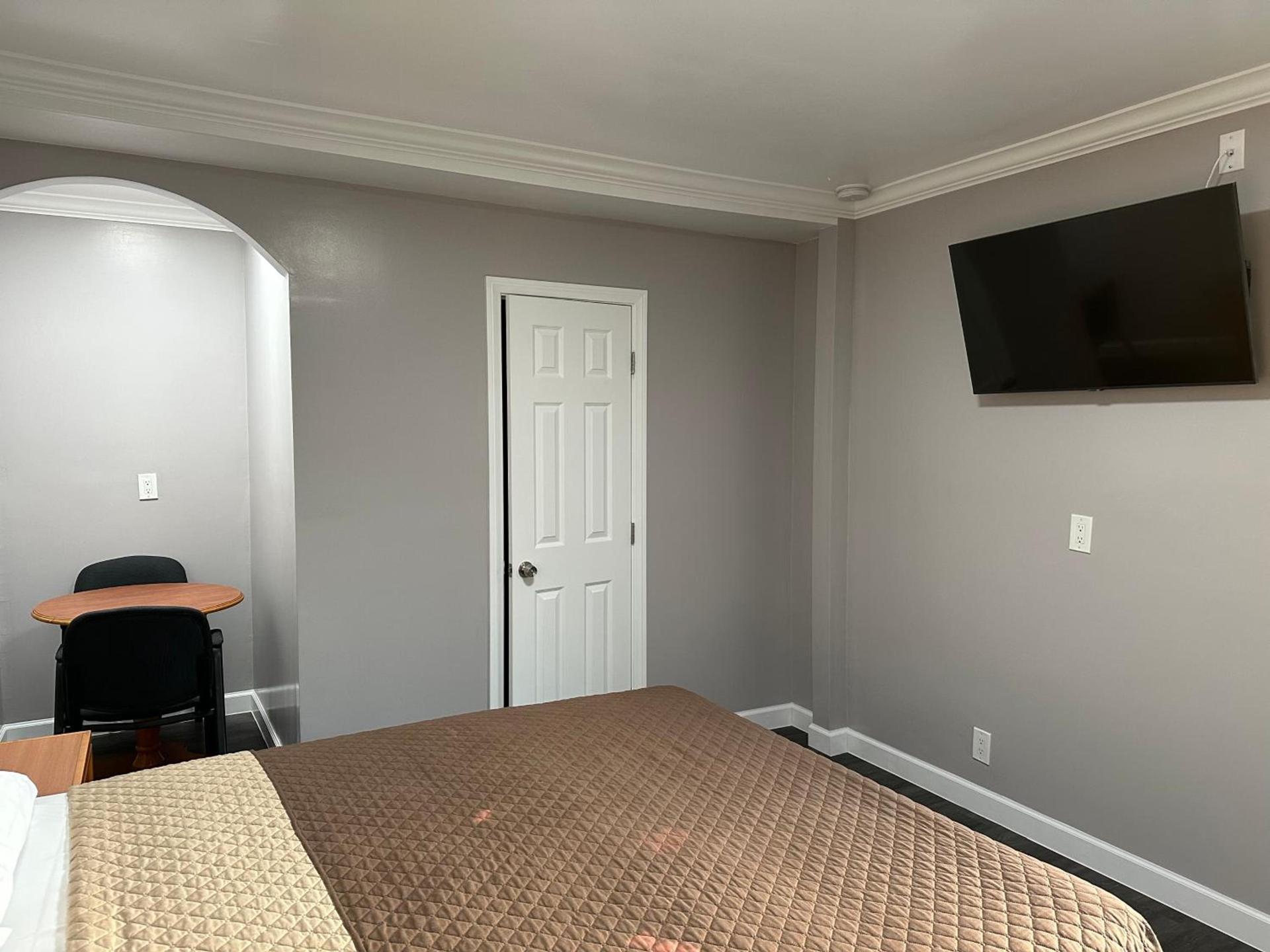 Vegas motel photo 12