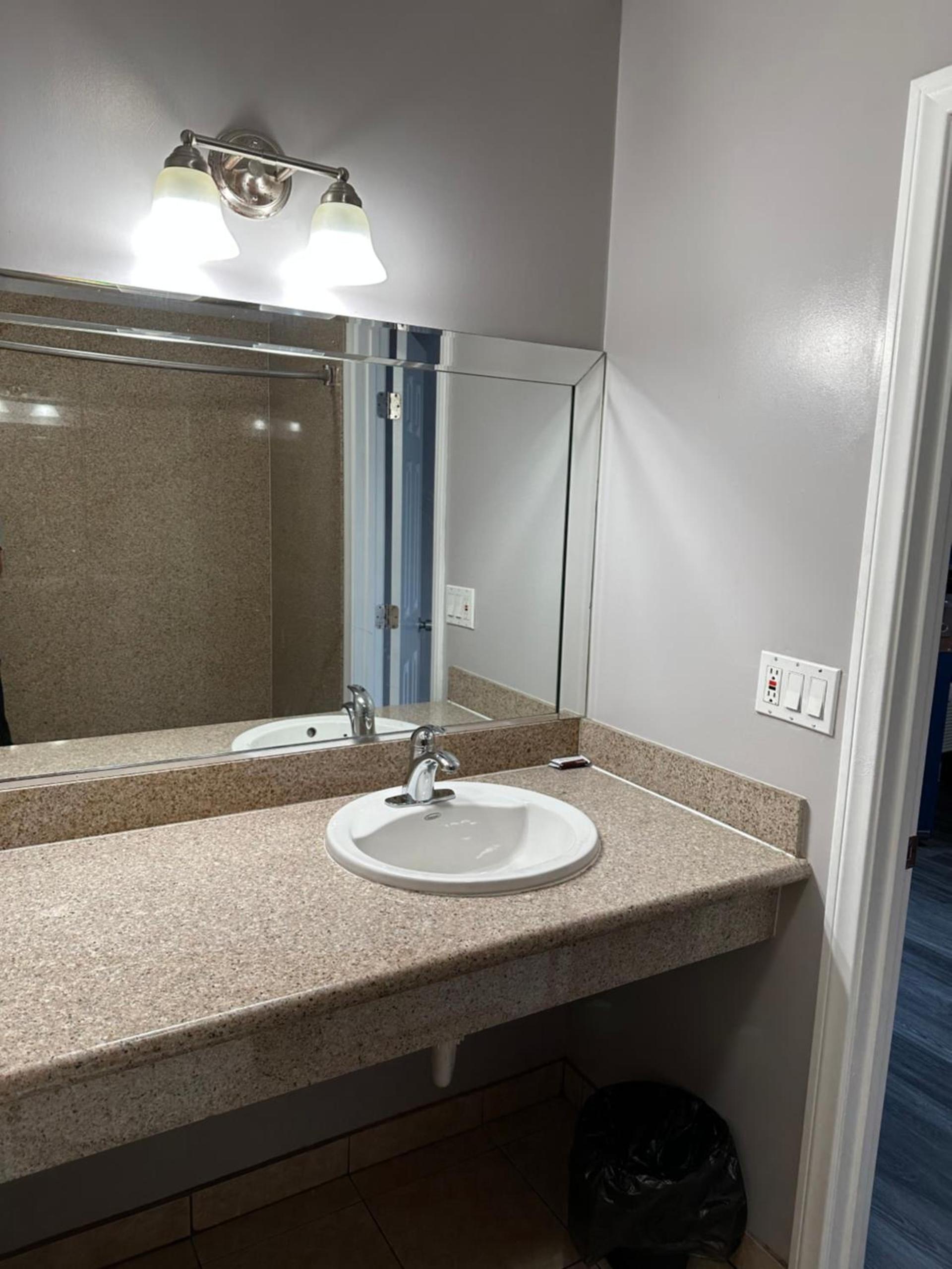 Vegas motel photo 10