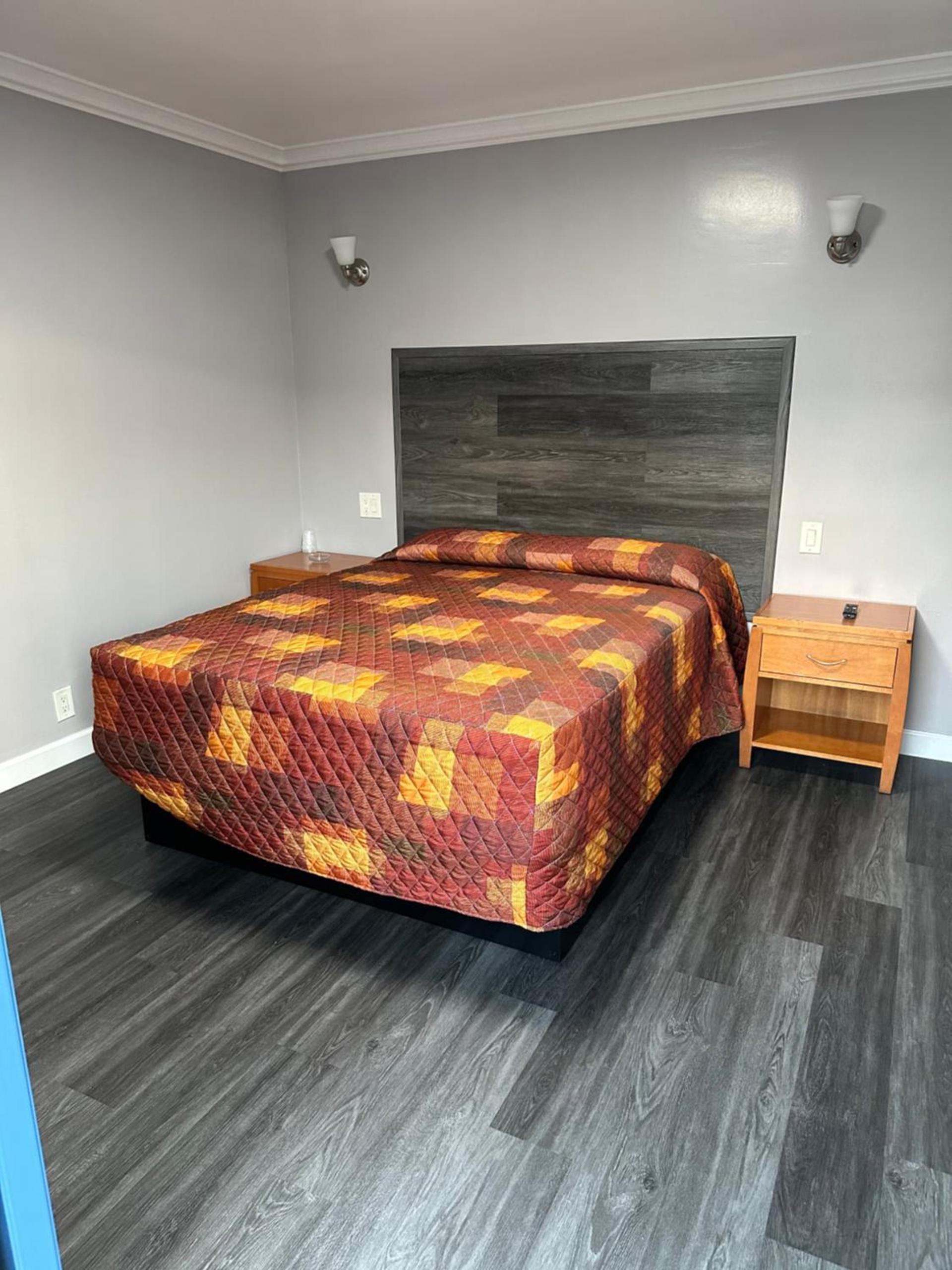 Vegas motel photo 26