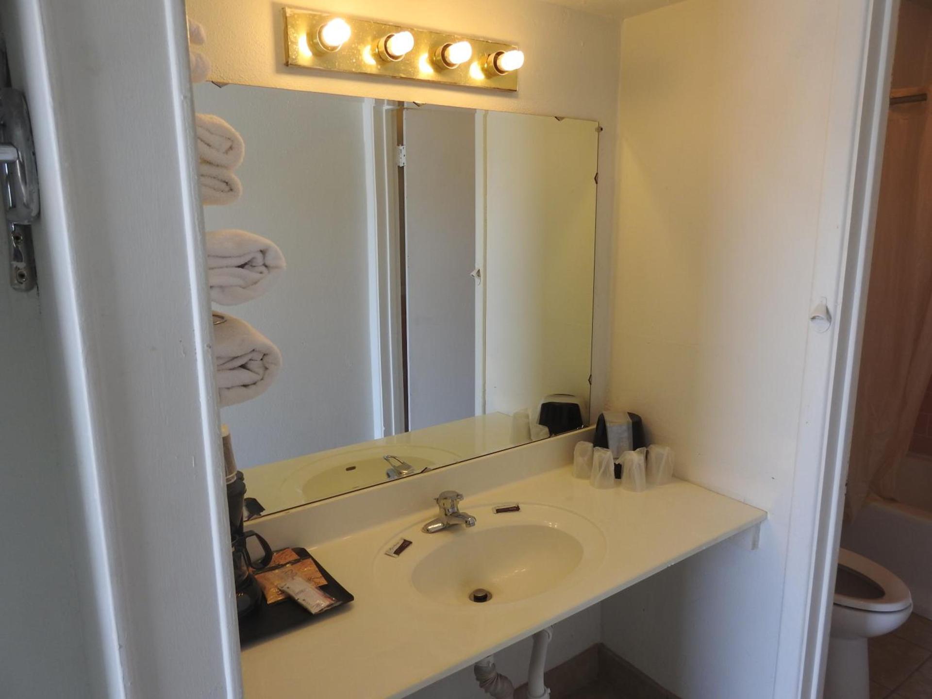 Economy Inn photo 47