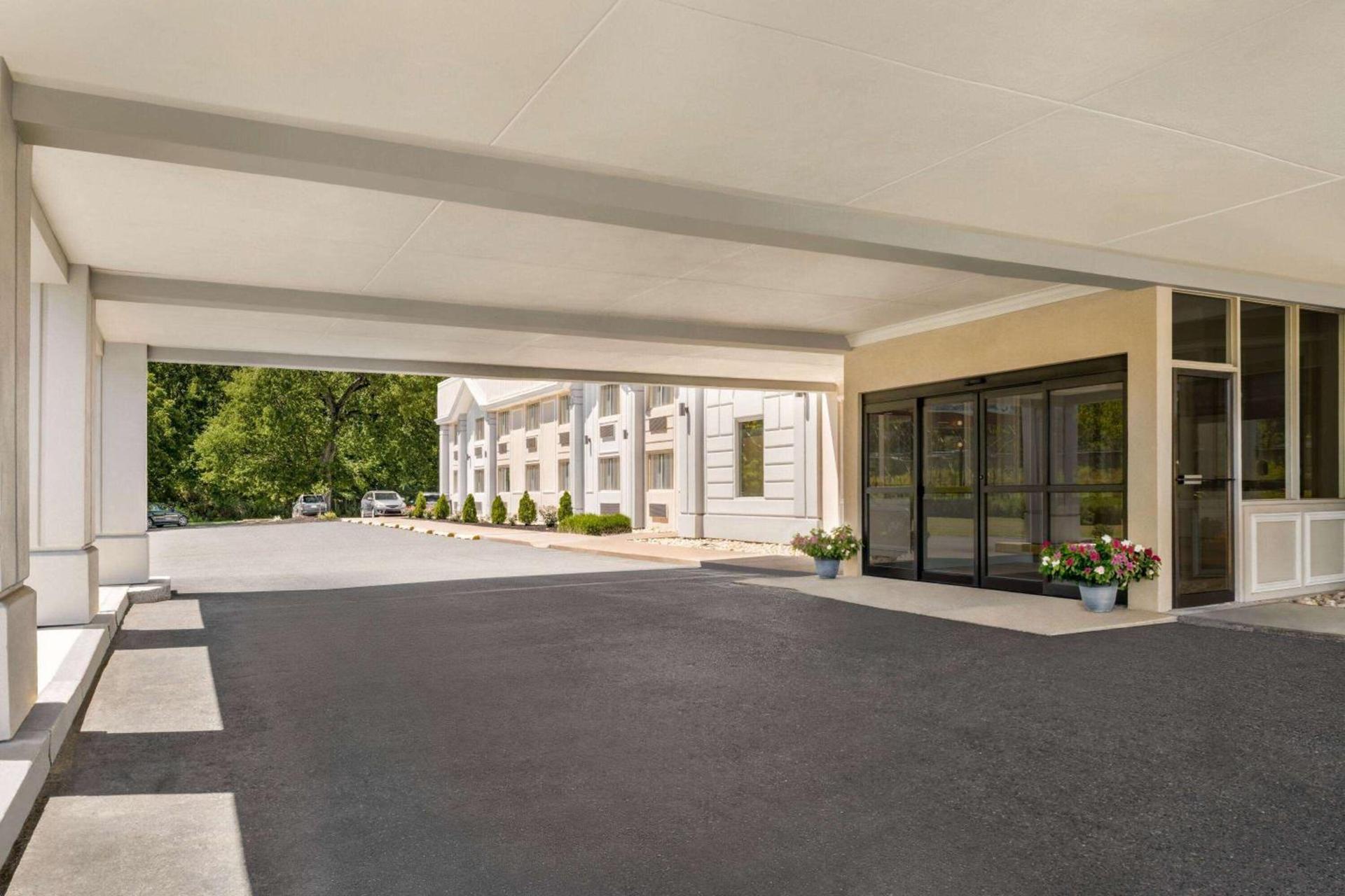 Ramada by Wyndham Allentown Bethlehem photo 2