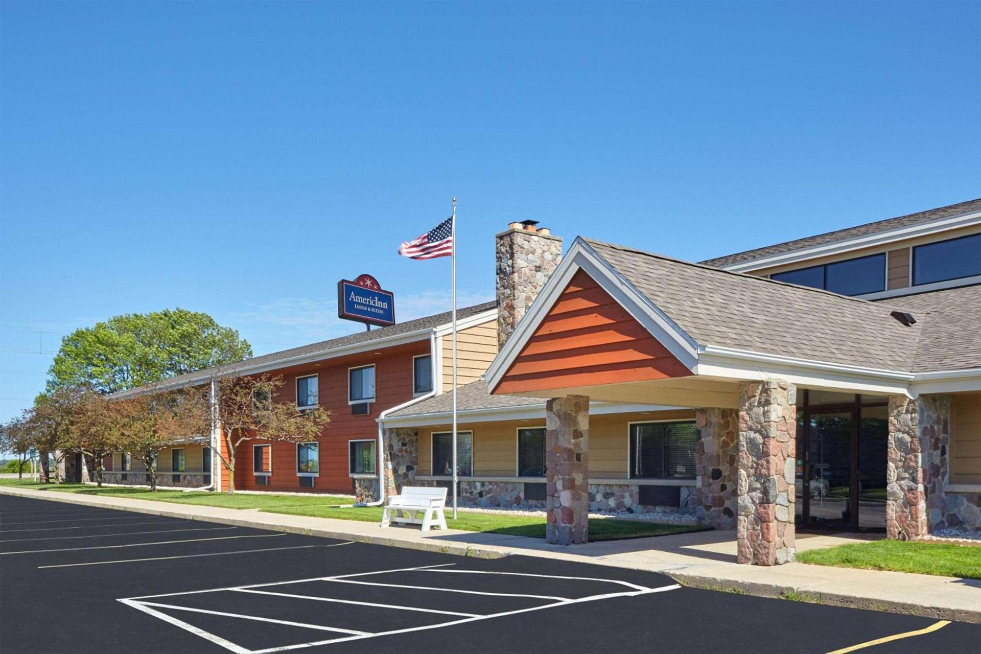 AmericInn by Wyndham Elkhorn Near Lake Geneva photo 2