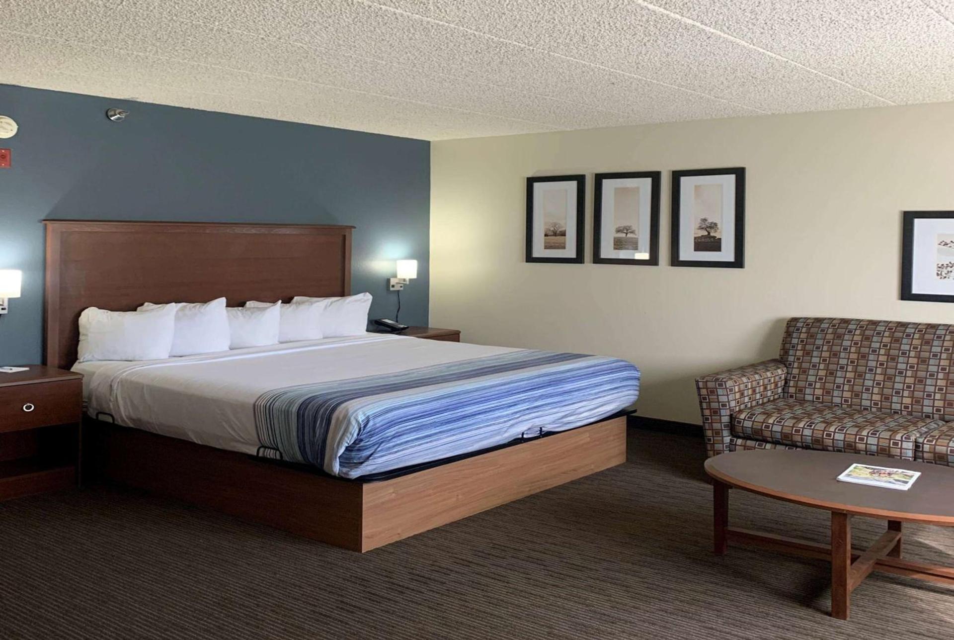 AmericInn by Wyndham Windsor Ft. Collins photo 9