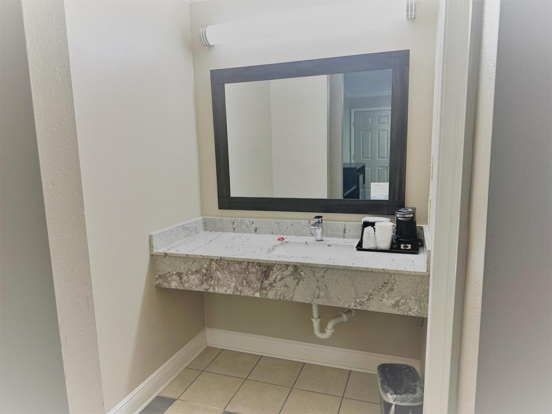 Super 8 by Wyndham Picayune photo 6