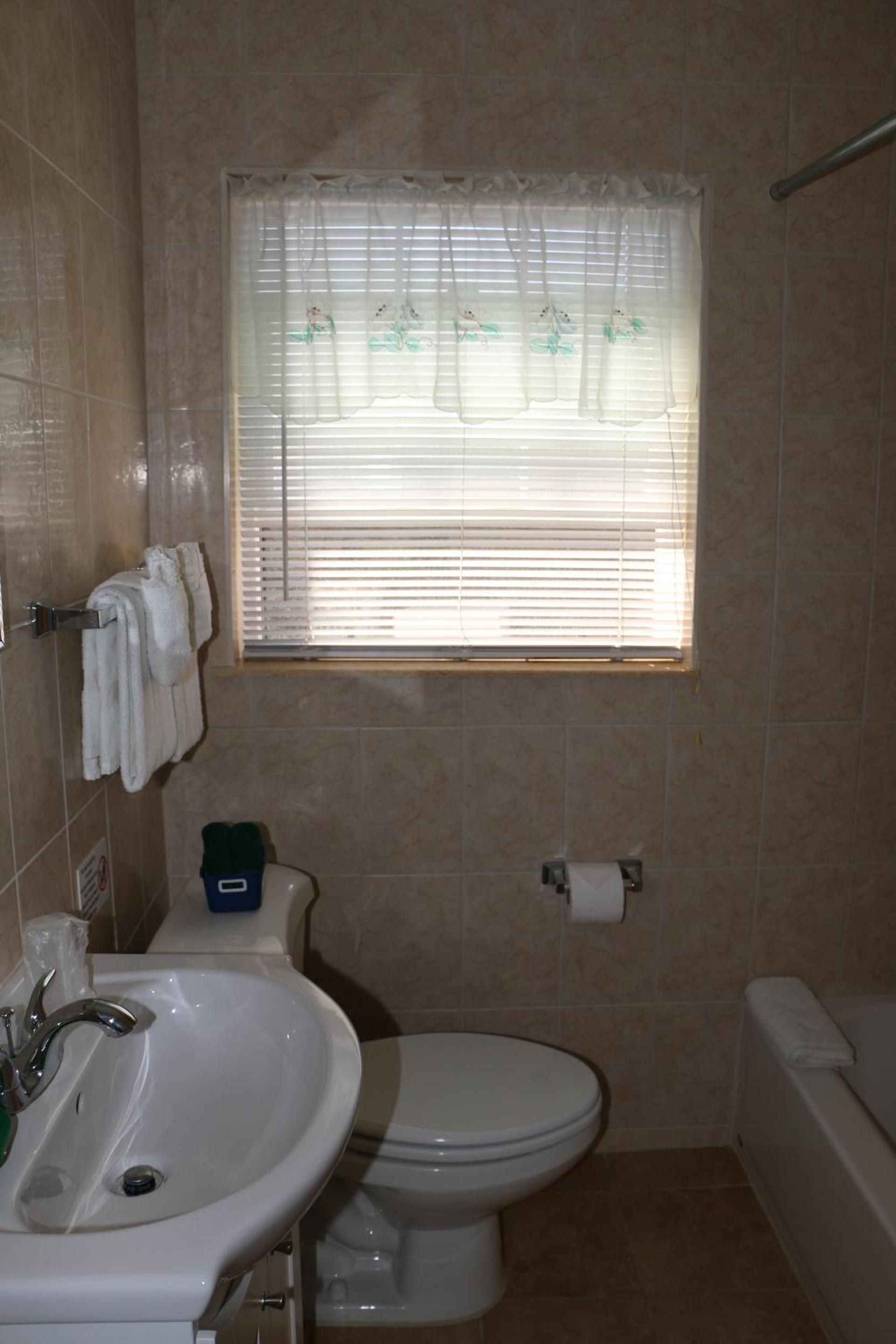 Breakaway Inn Guest House photo 47