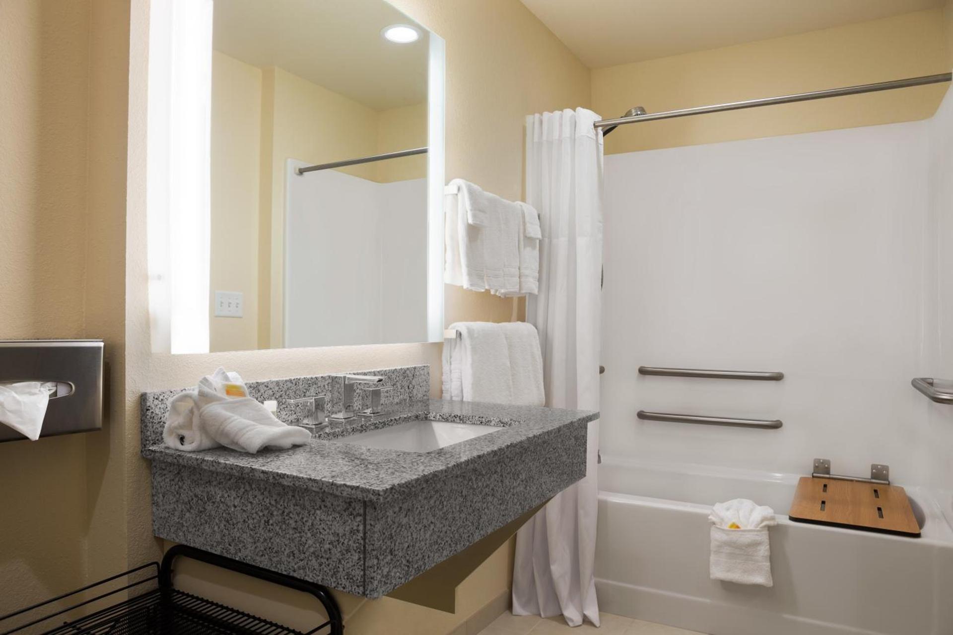 Days Inn & Suites by Wyndham Belmont photo 32