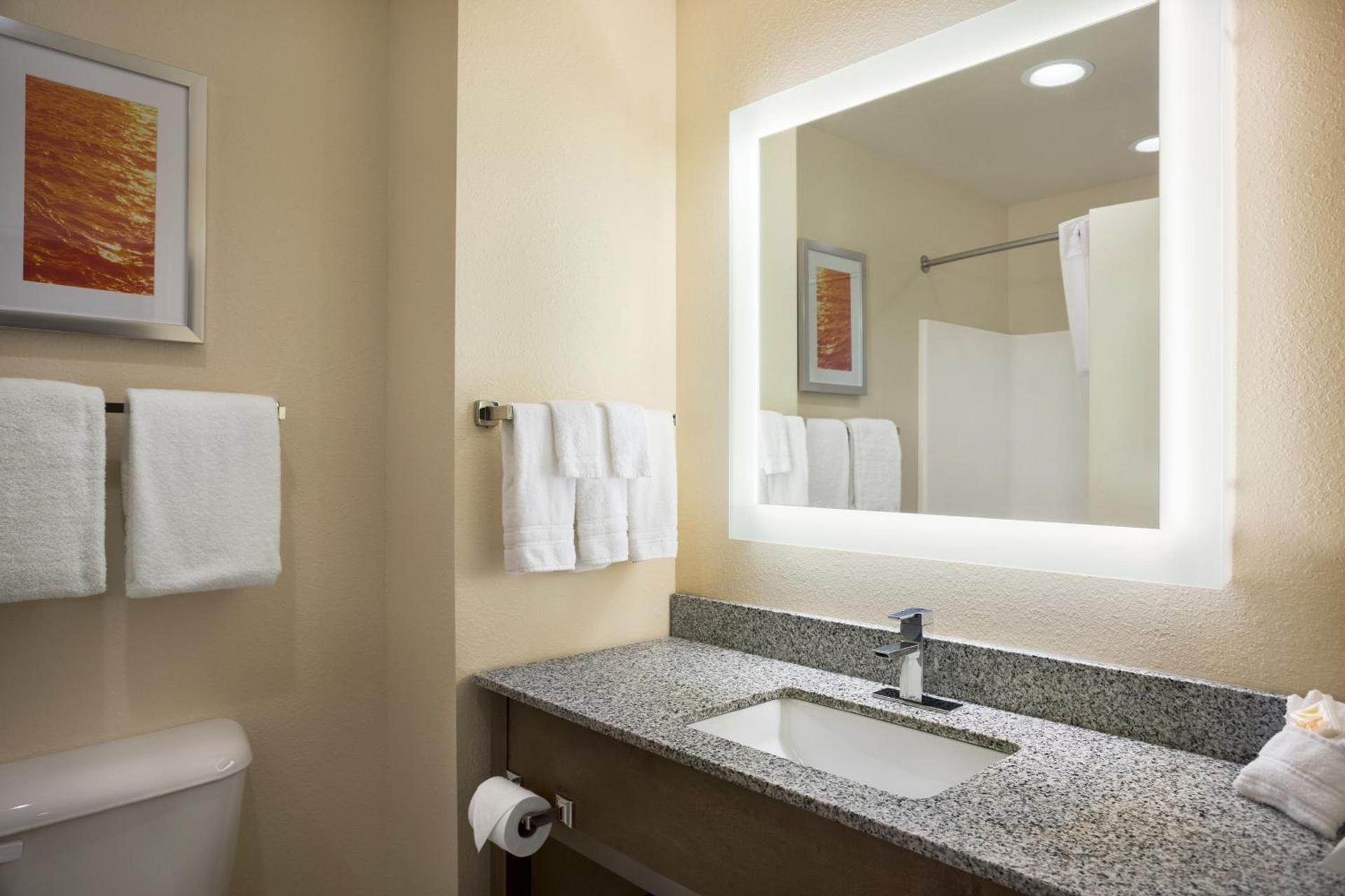 Days Inn & Suites by Wyndham Belmont photo 34