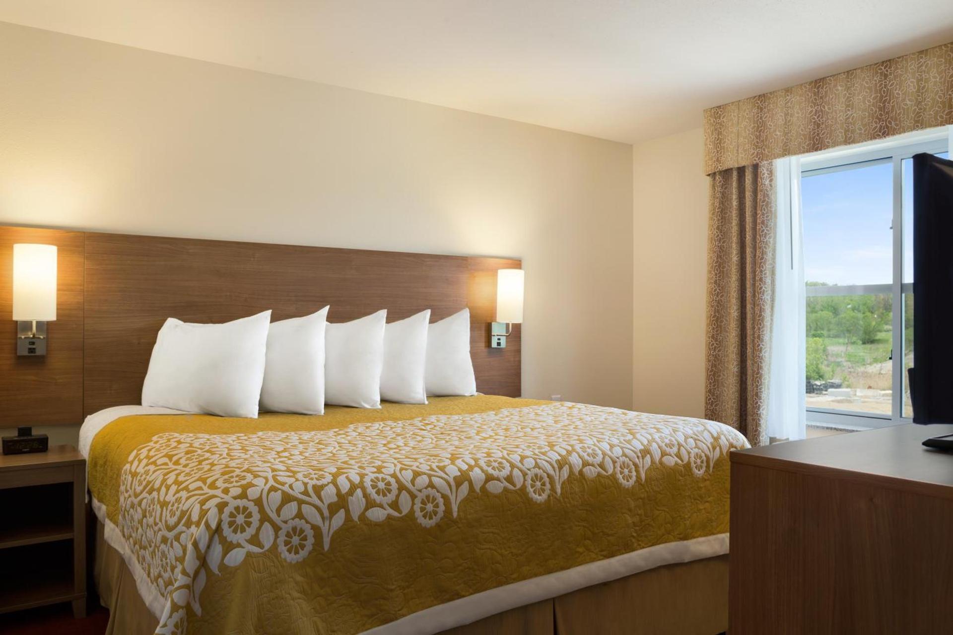 Days Inn & Suites by Wyndham Belmont photo 36
