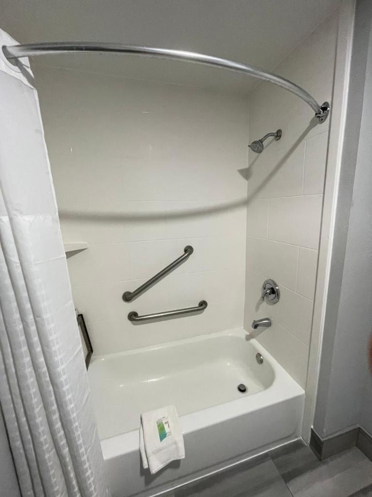 La Quinta Inn by Wyndham Indianapolis Airport Executive Dr photo 32
