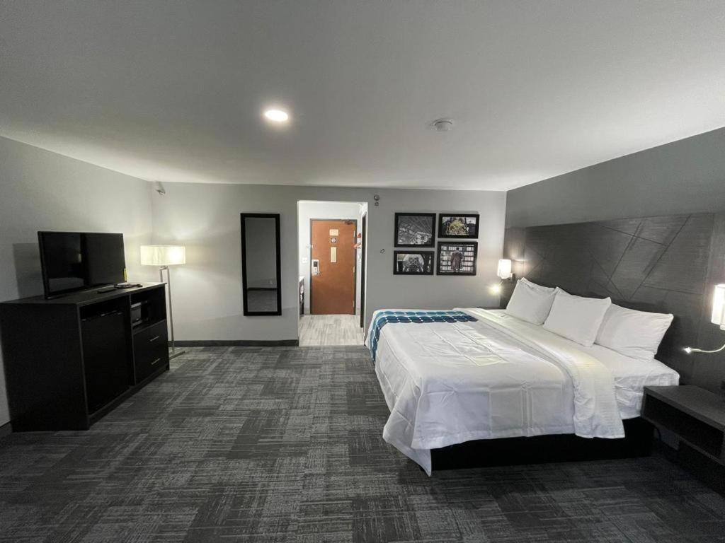 La Quinta Inn by Wyndham Indianapolis Airport Executive Dr photo 29