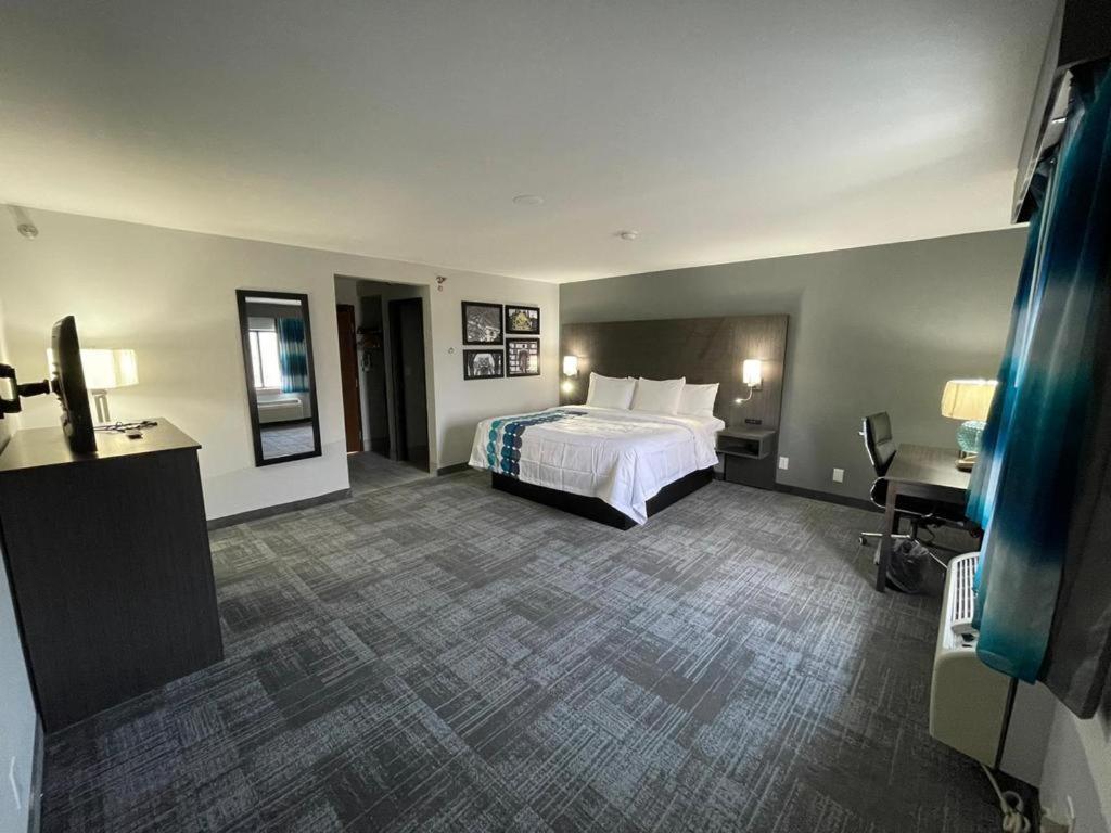 La Quinta Inn by Wyndham Indianapolis Airport Executive Dr photo 30