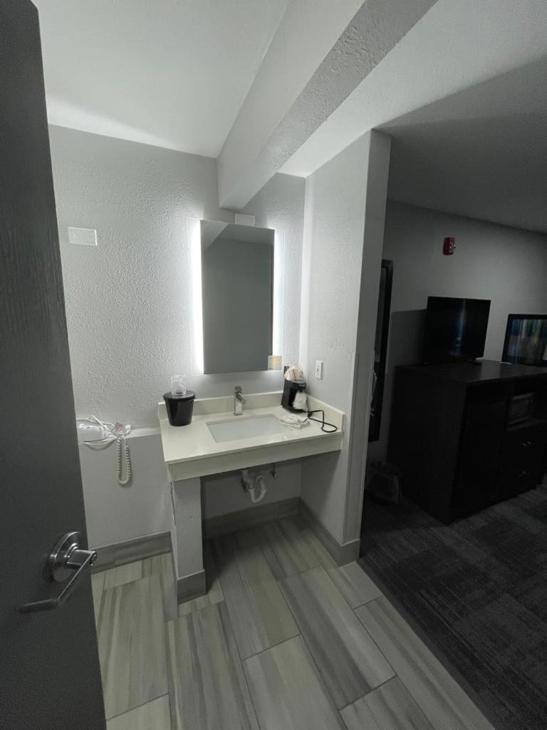 La Quinta Inn by Wyndham Indianapolis Airport Executive Dr photo 34
