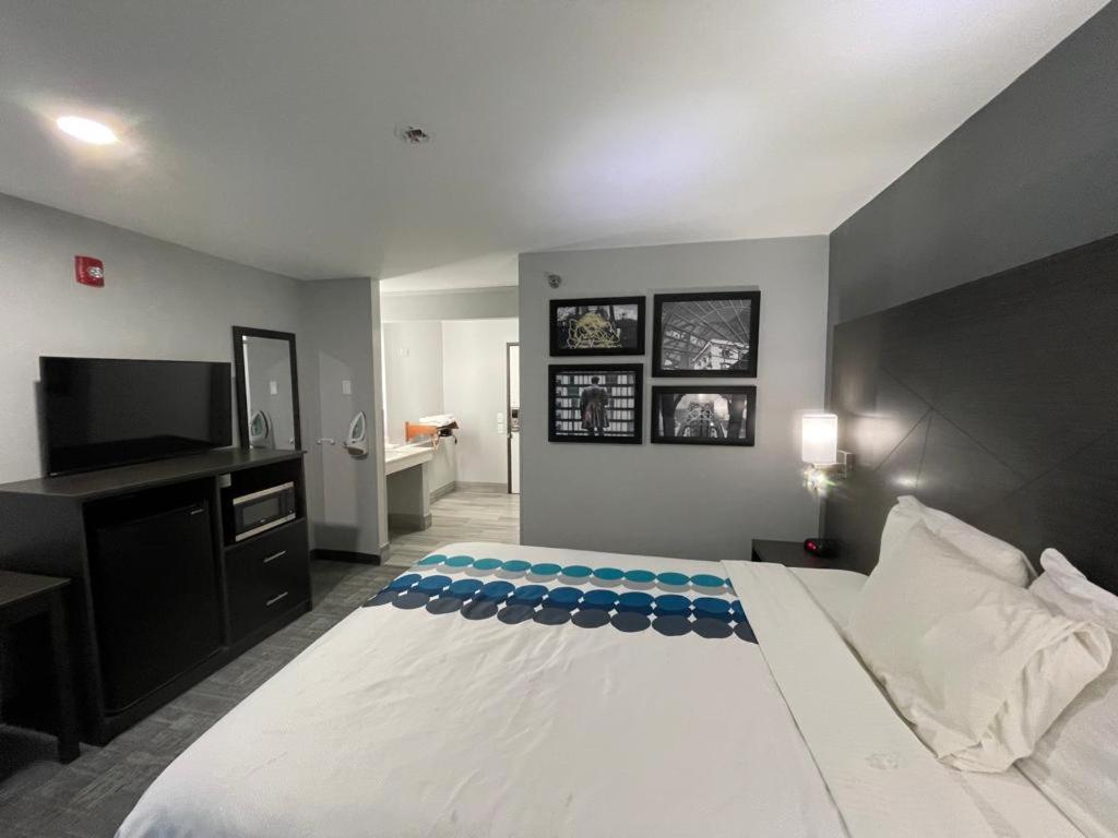 La Quinta Inn by Wyndham Indianapolis Airport Executive Dr photo 35