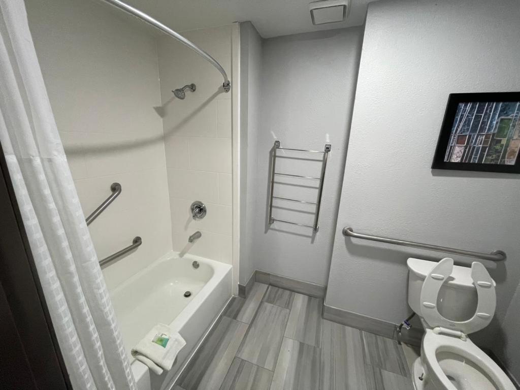 La Quinta Inn by Wyndham Indianapolis Airport Executive Dr photo 38