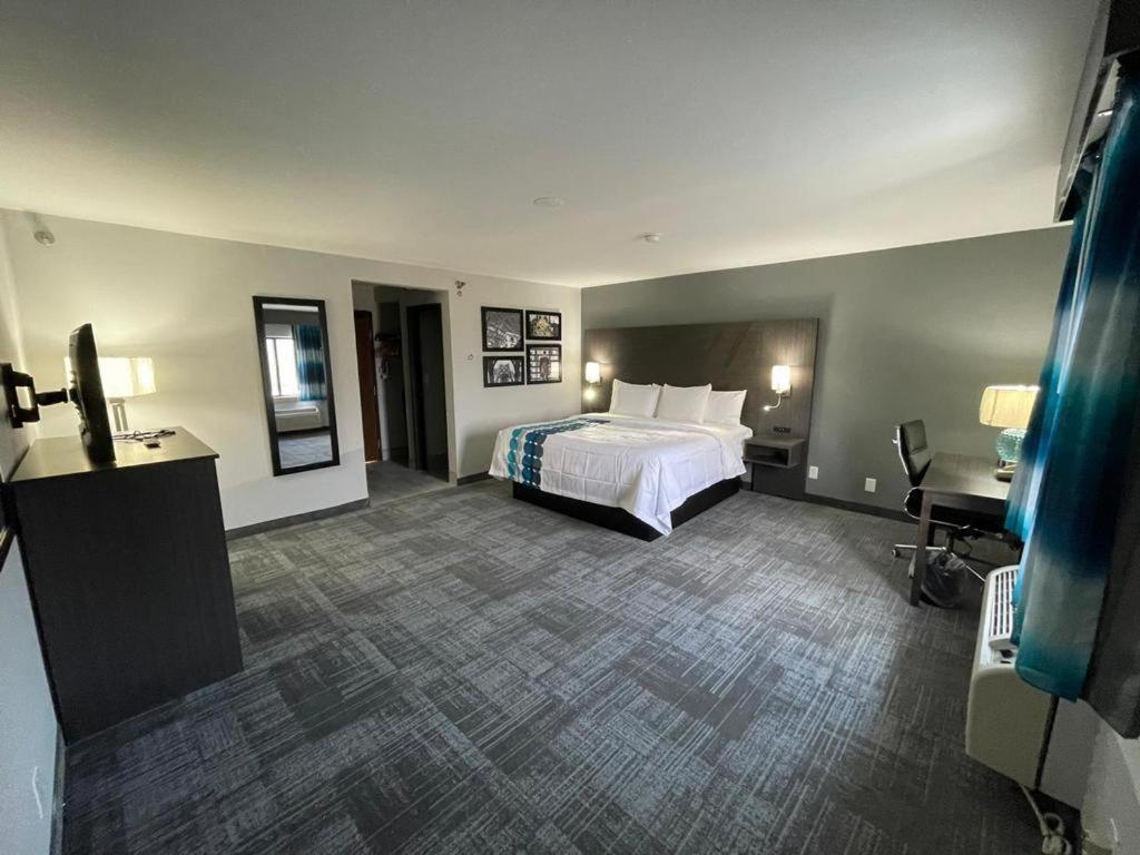 La Quinta Inn by Wyndham Indianapolis Airport Executive Dr photo 39