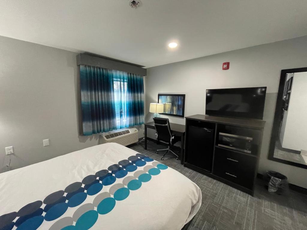 La Quinta Inn by Wyndham Indianapolis Airport Executive Dr photo 40