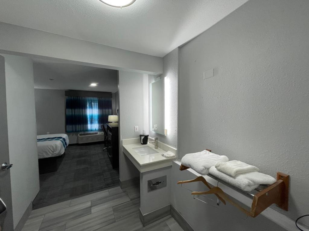 La Quinta Inn by Wyndham Indianapolis Airport Executive Dr photo 43