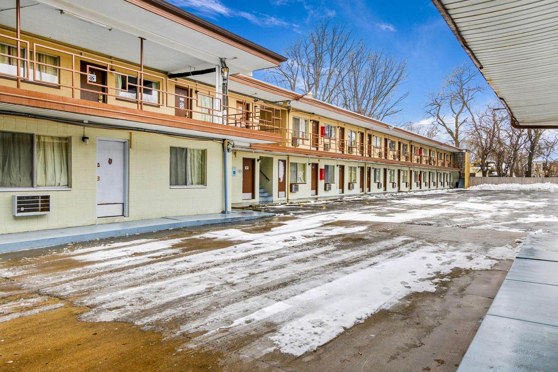 OYO Hotel Downtown Peoria I-74 photo 4