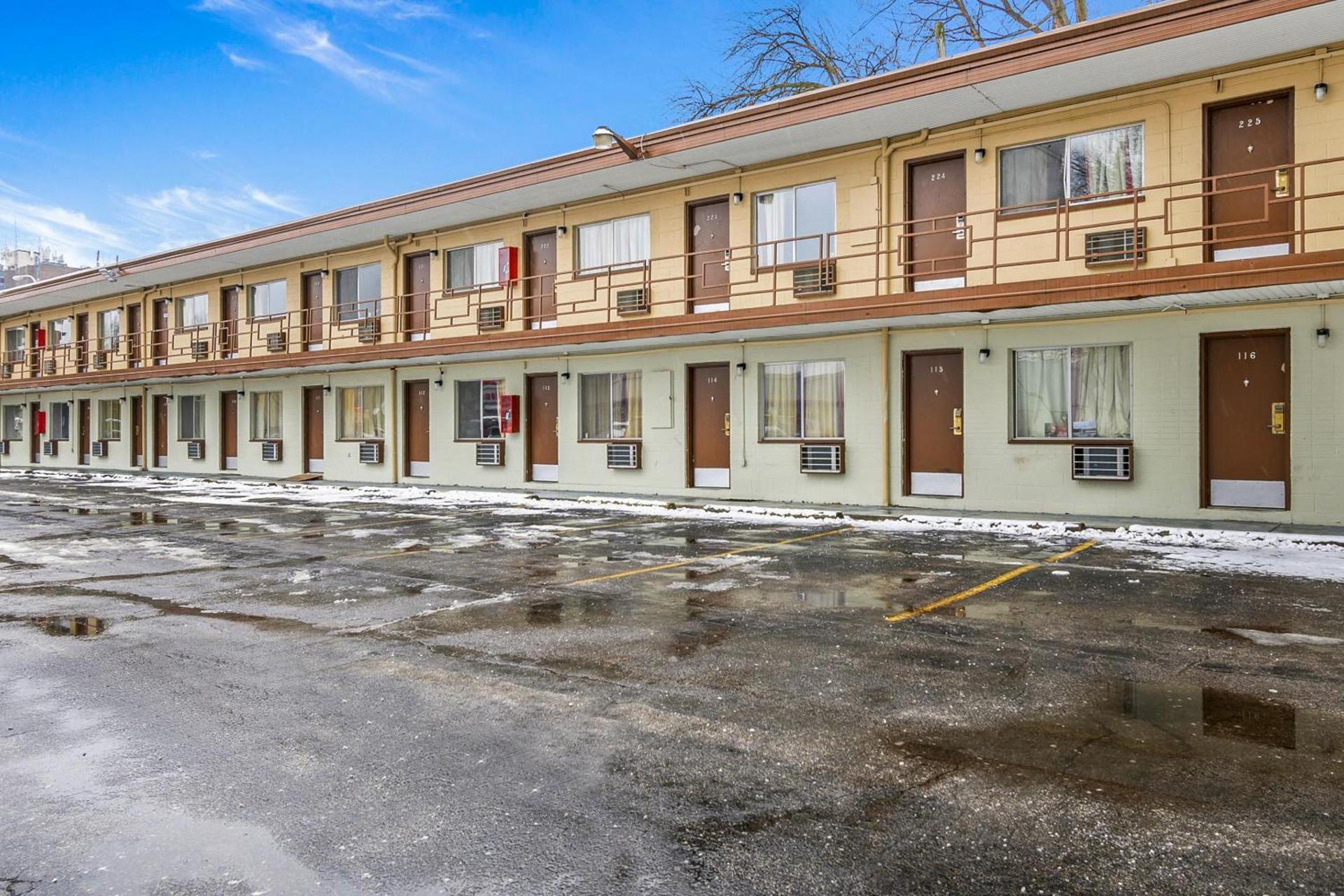 OYO Hotel Downtown Peoria I-74 photo 3
