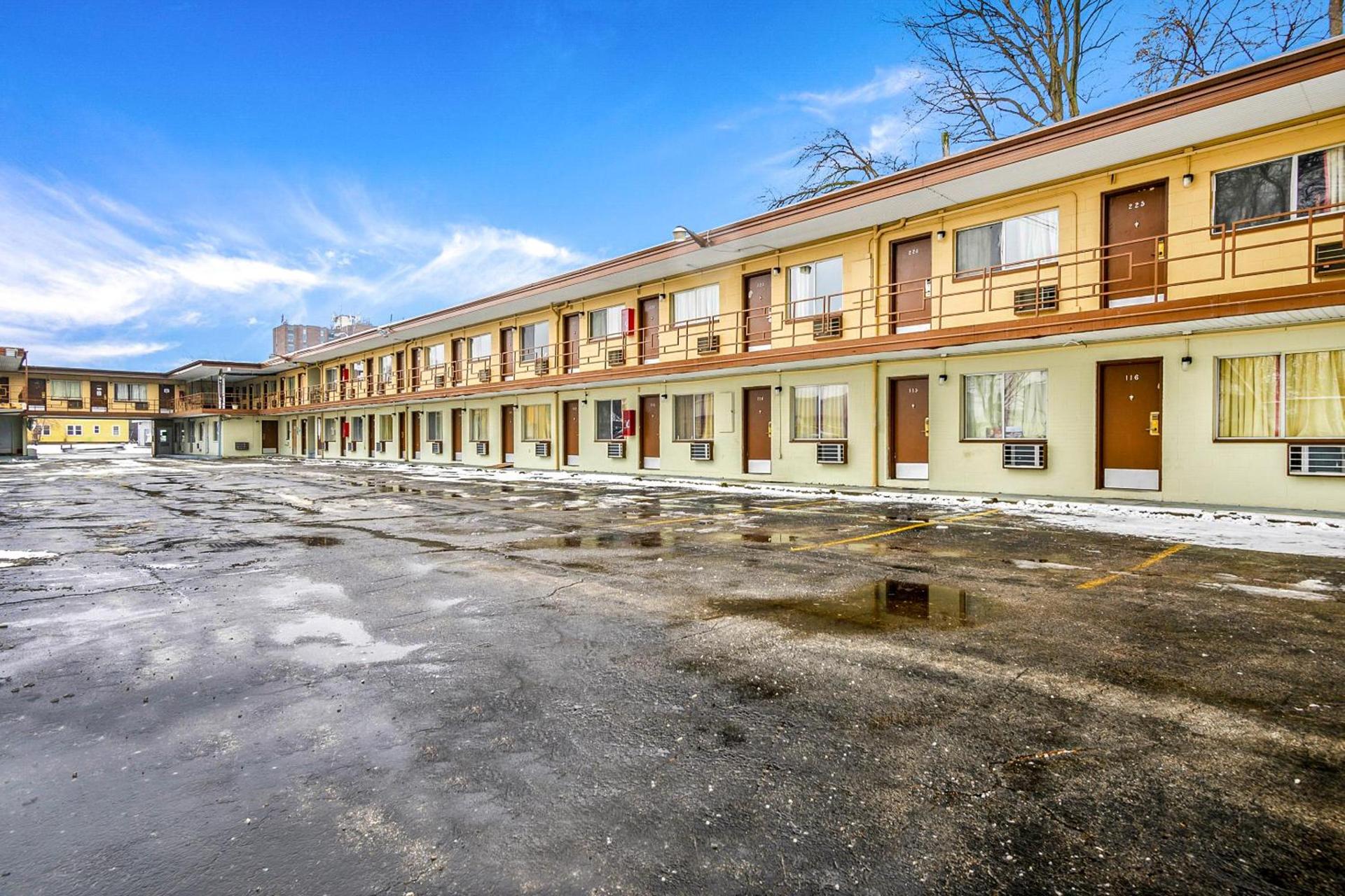OYO Hotel Downtown Peoria I-74 photo 1