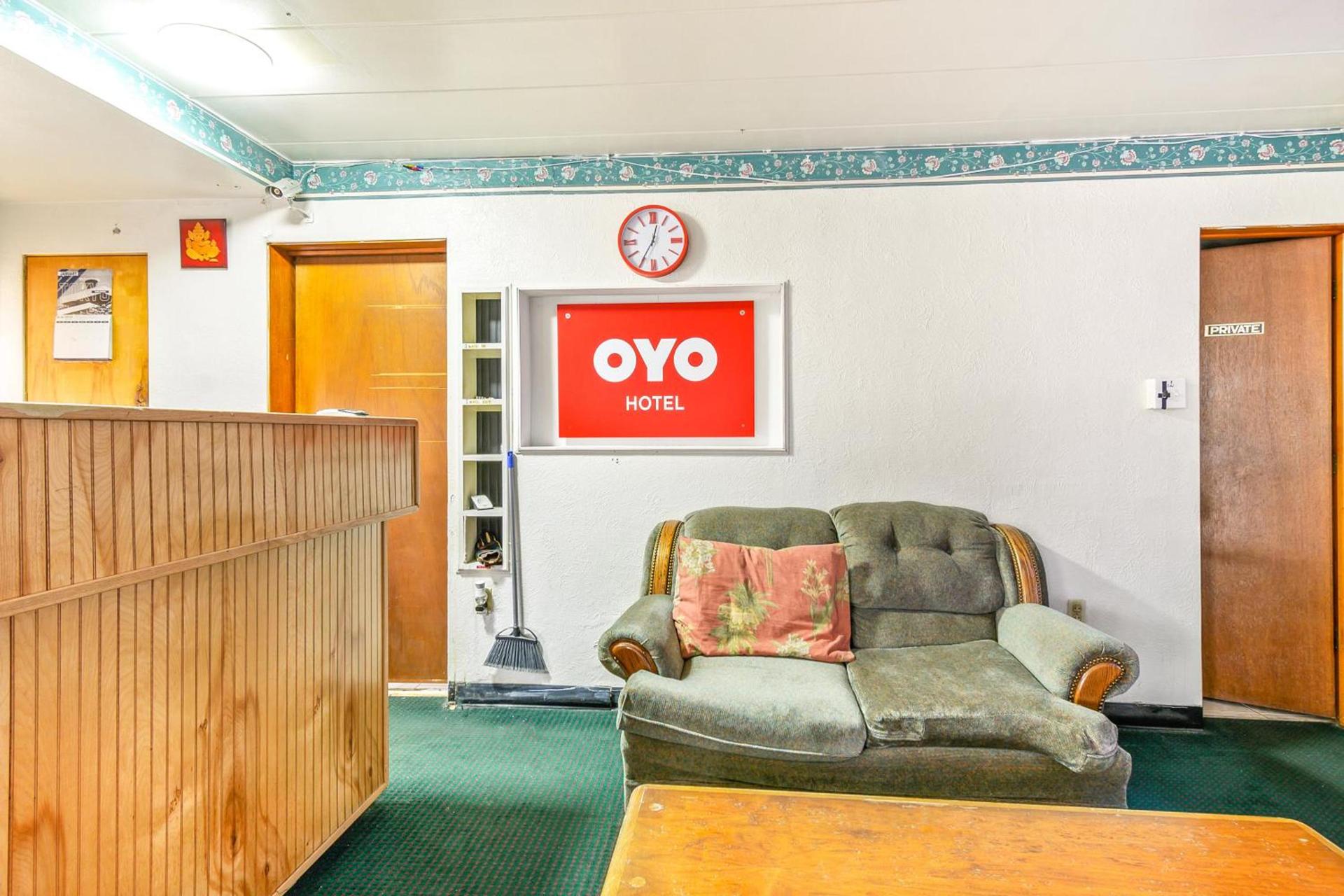 OYO Hotel Downtown Peoria I-74 photo 6