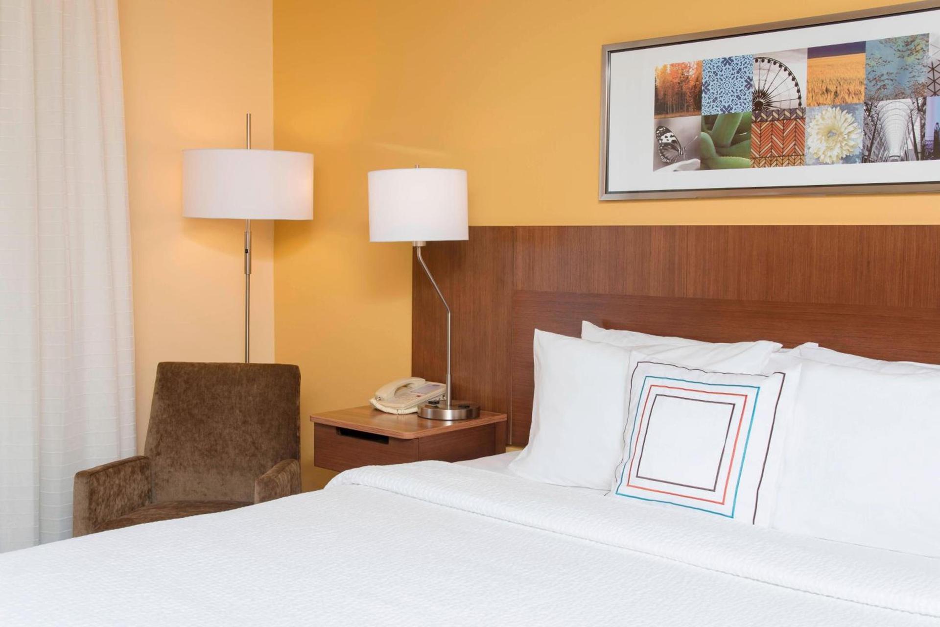 Fairfield Inn and Suites by Marriott Chicago St. Charles photo 7