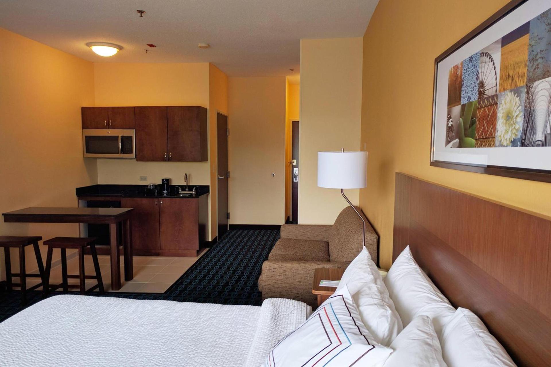 Fairfield Inn and Suites by Marriott Chicago St. Charles photo 16