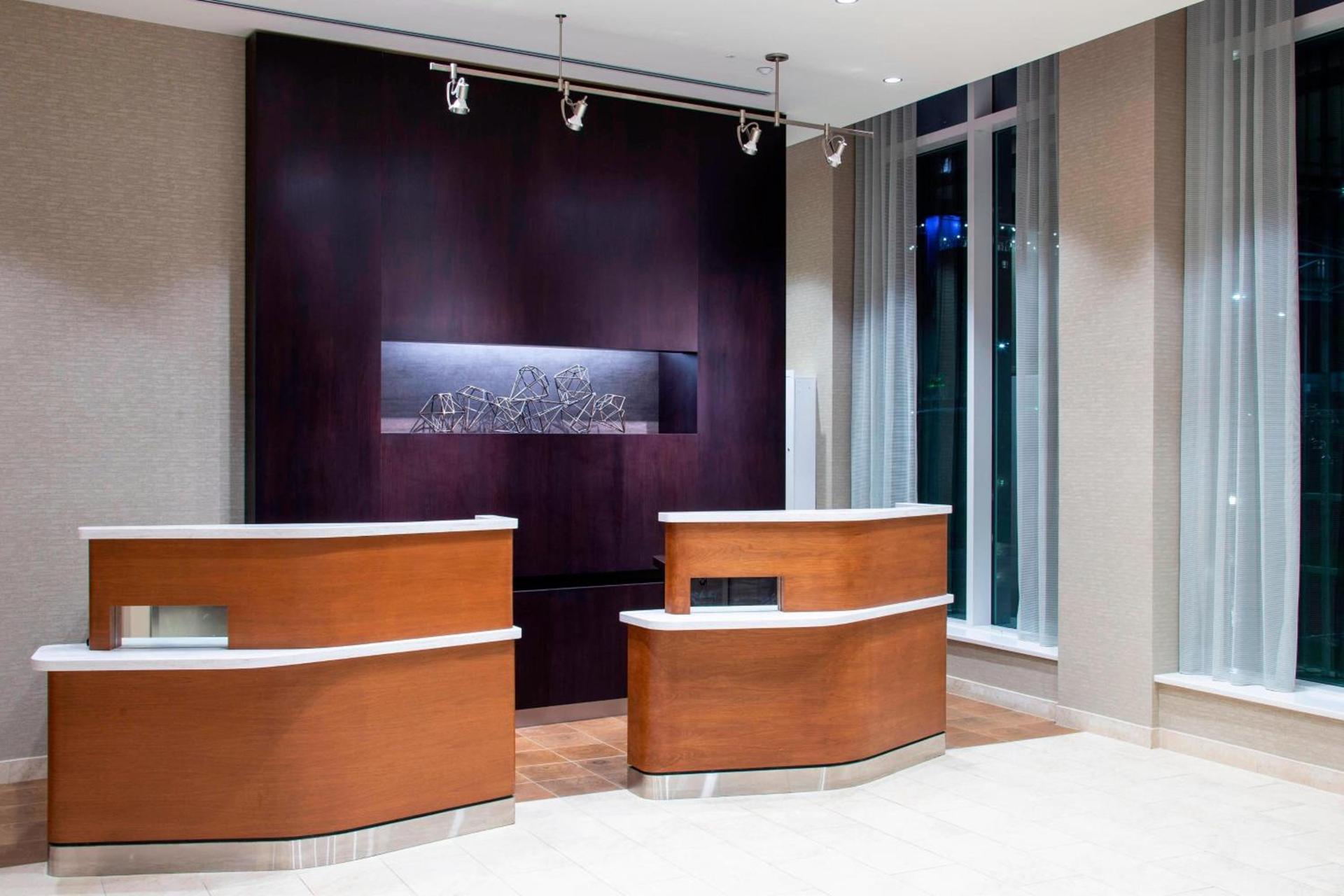 Courtyard by Marriott New York Queens/Fresh Meadows photo 2