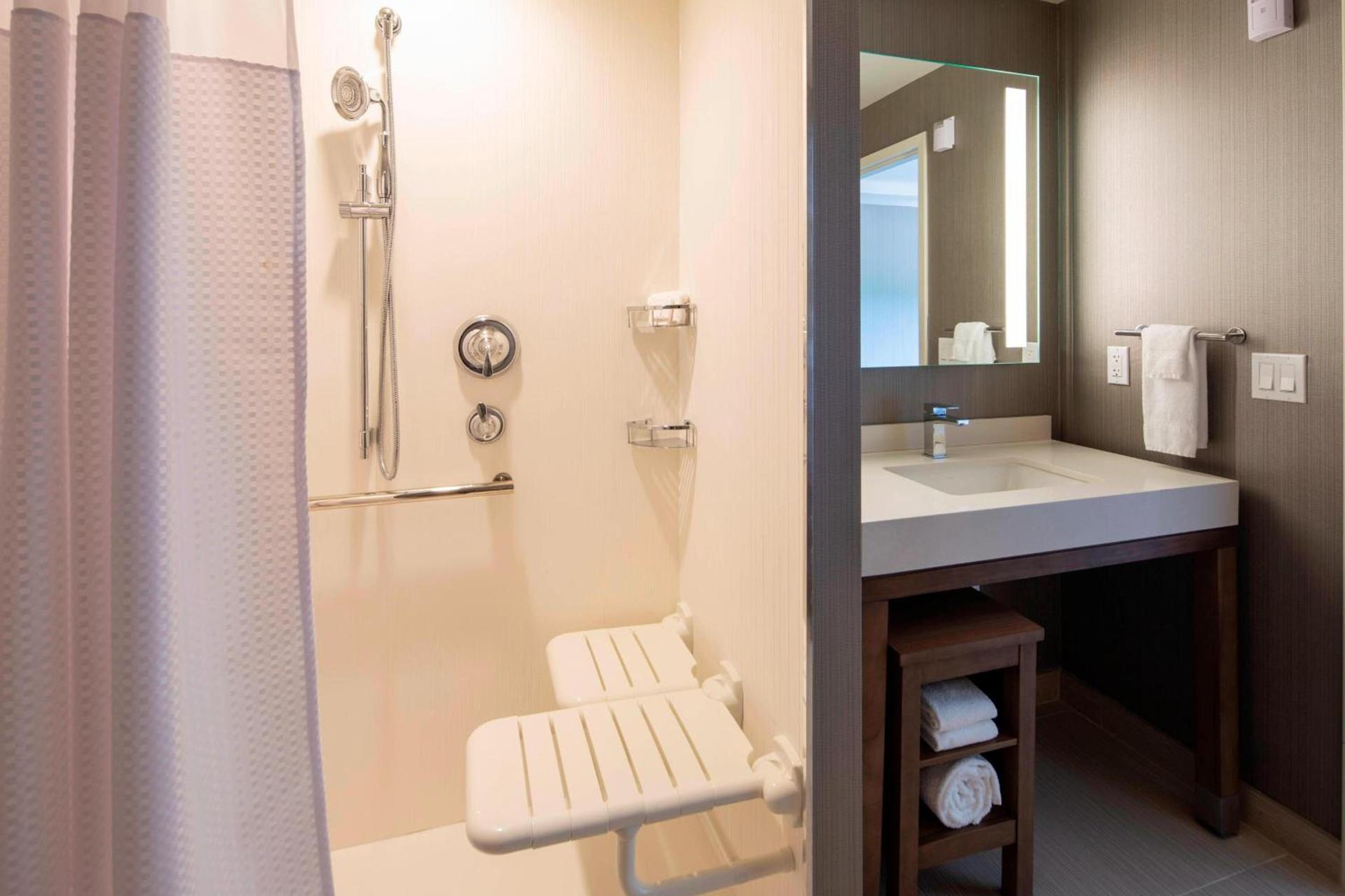 Courtyard by Marriott New York Queens/Fresh Meadows photo 17