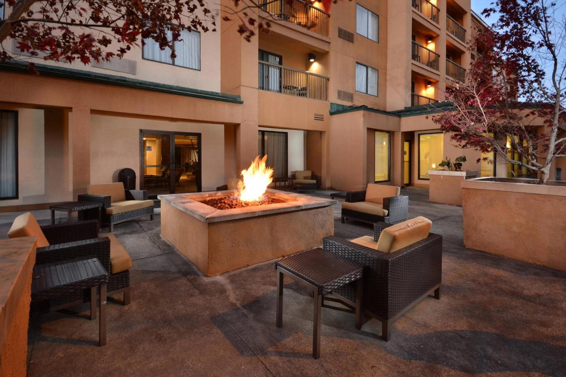 Courtyard Beckley photo 27