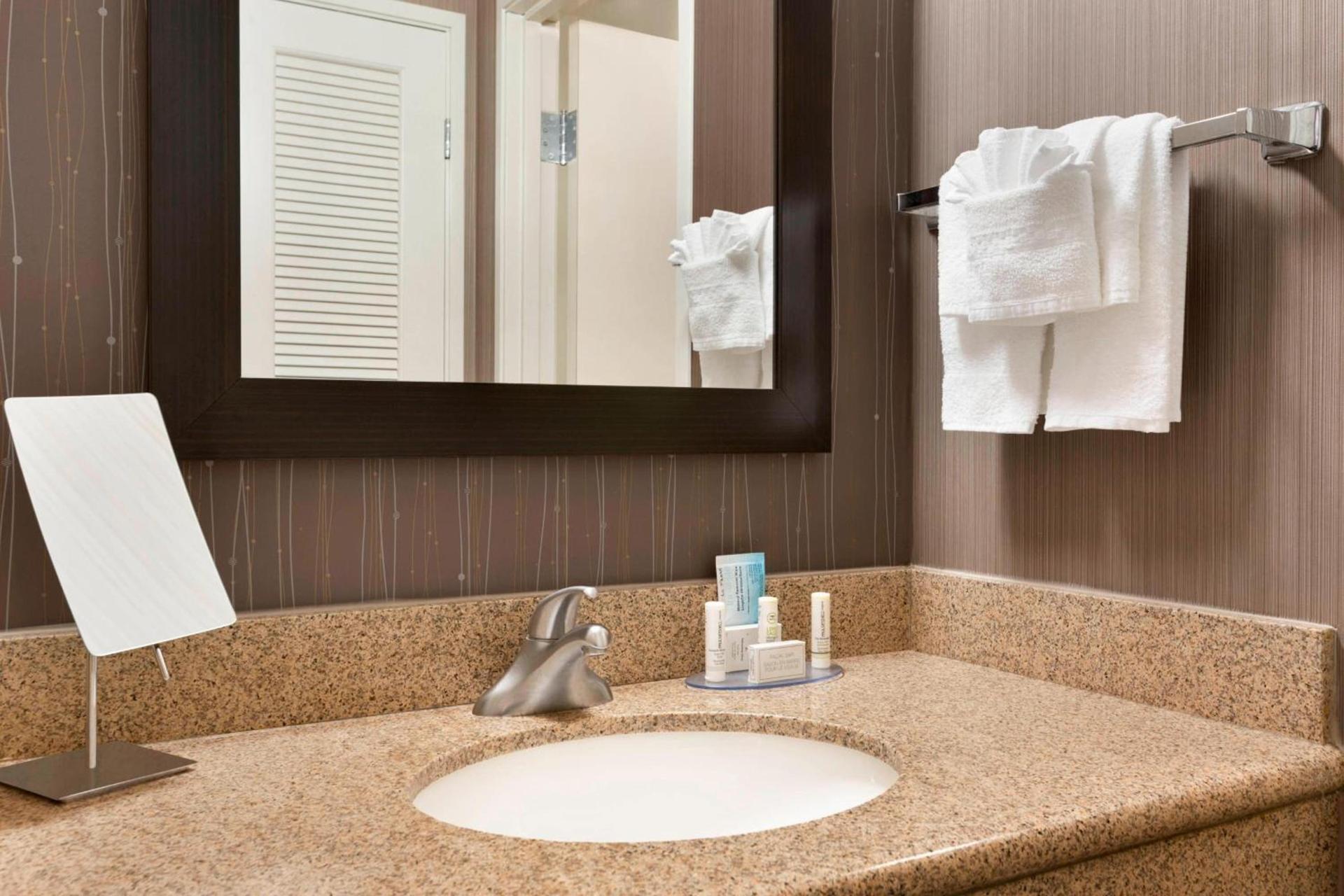 Courtyard by Marriott Bloomington Normal photo 12