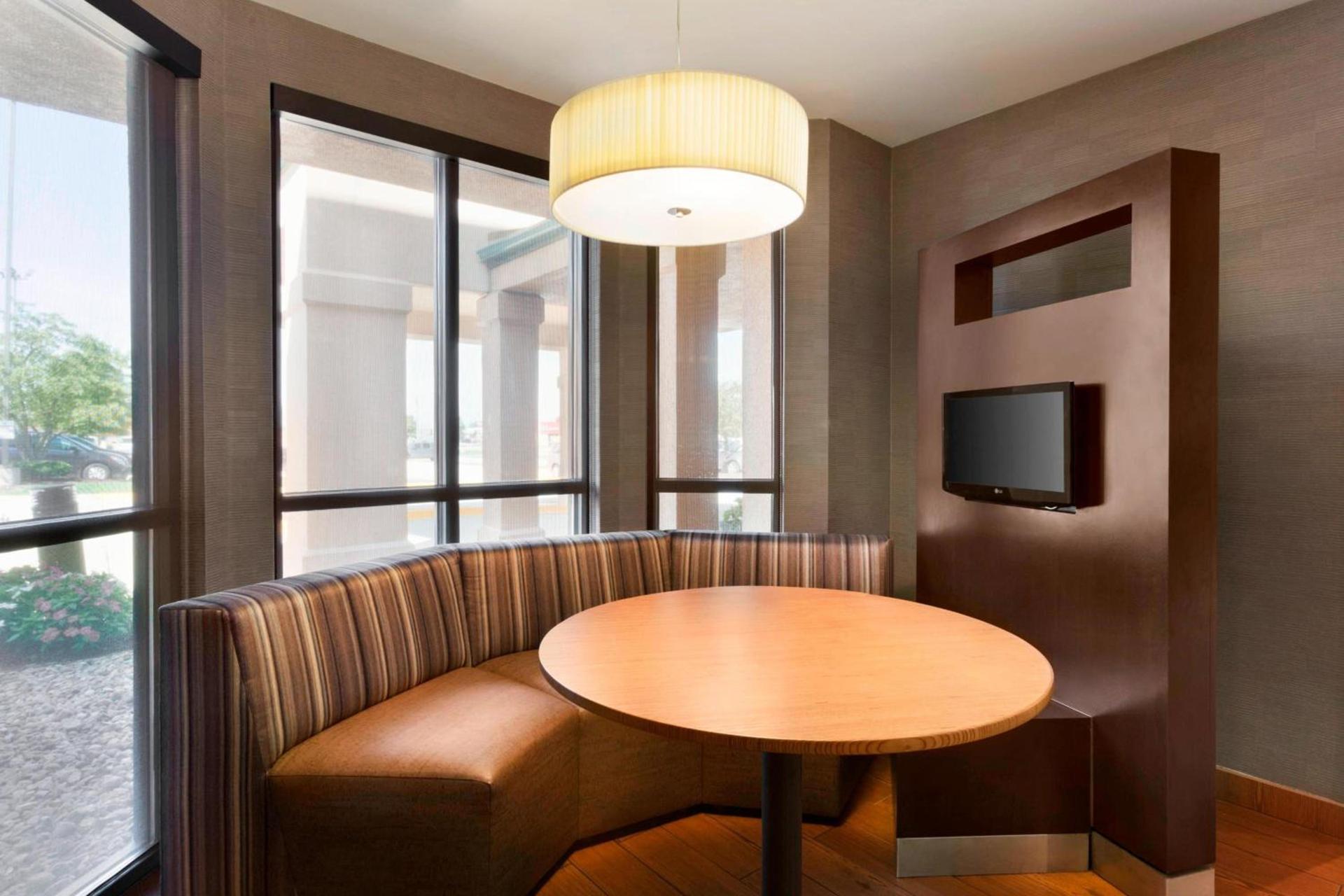 Courtyard by Marriott Bloomington Normal photo 18