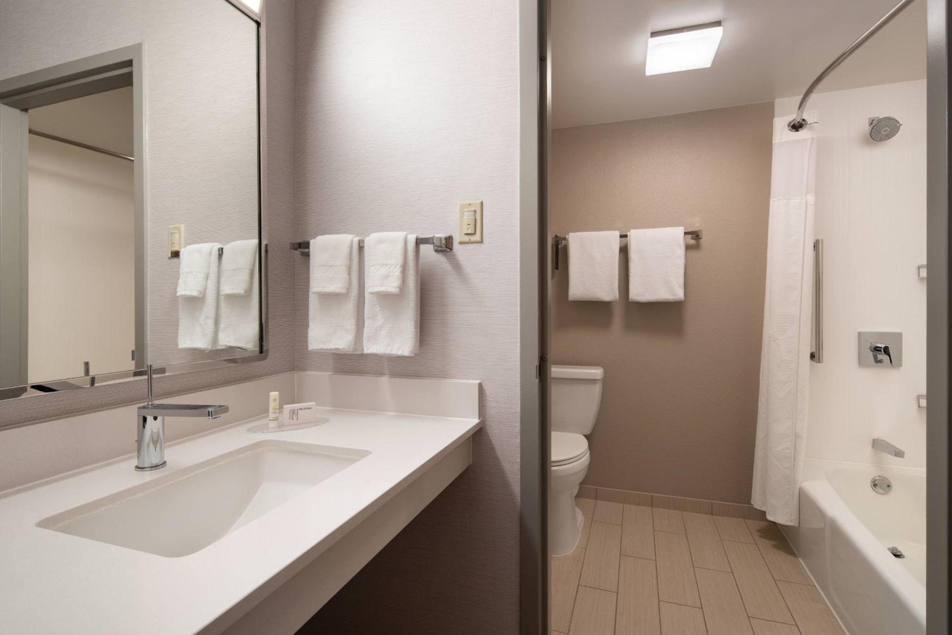 Courtyard by Marriott Bakersfield photo 13