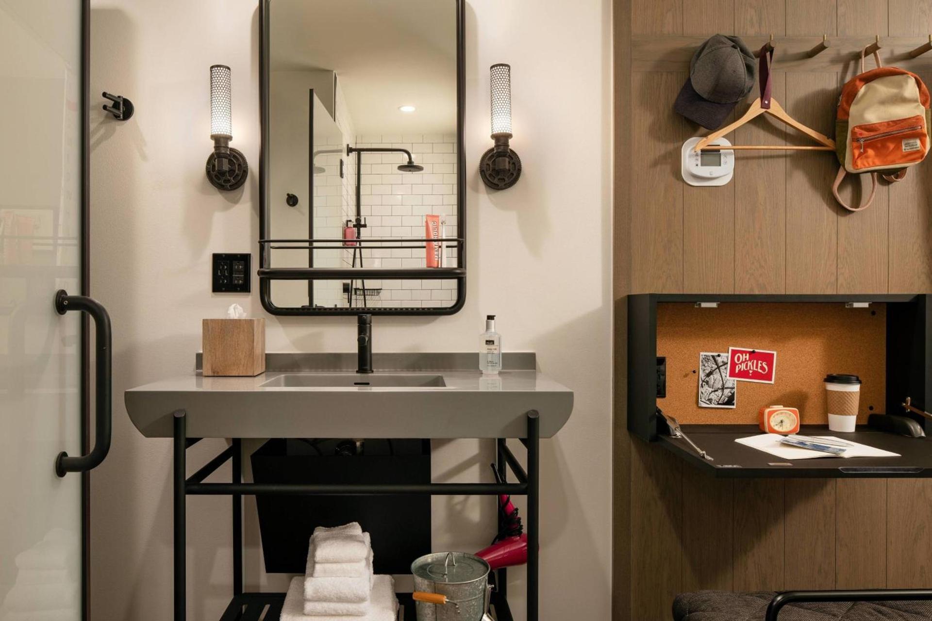 Moxy Austin - University photo 14
