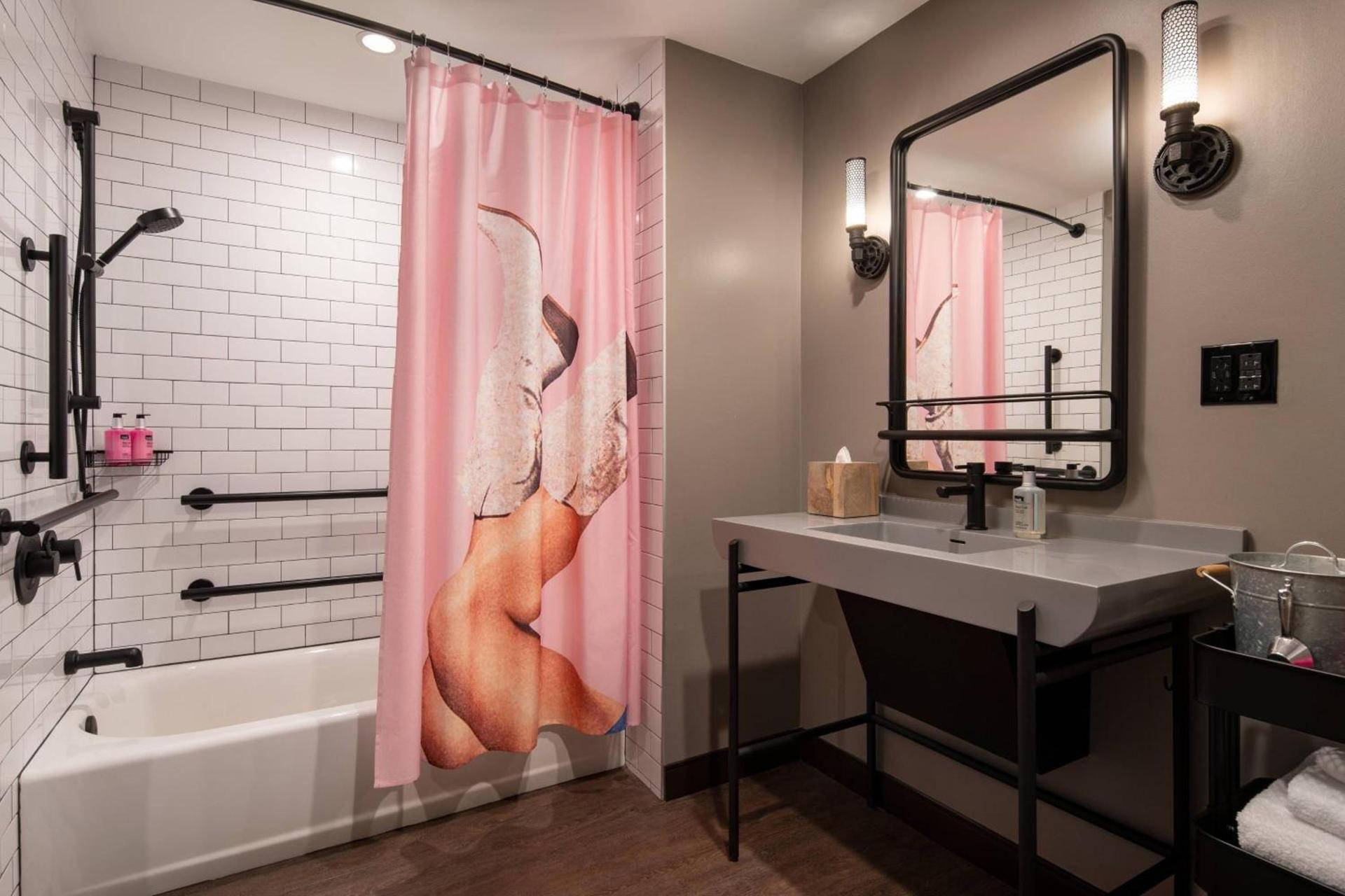 Moxy Austin - University photo 15